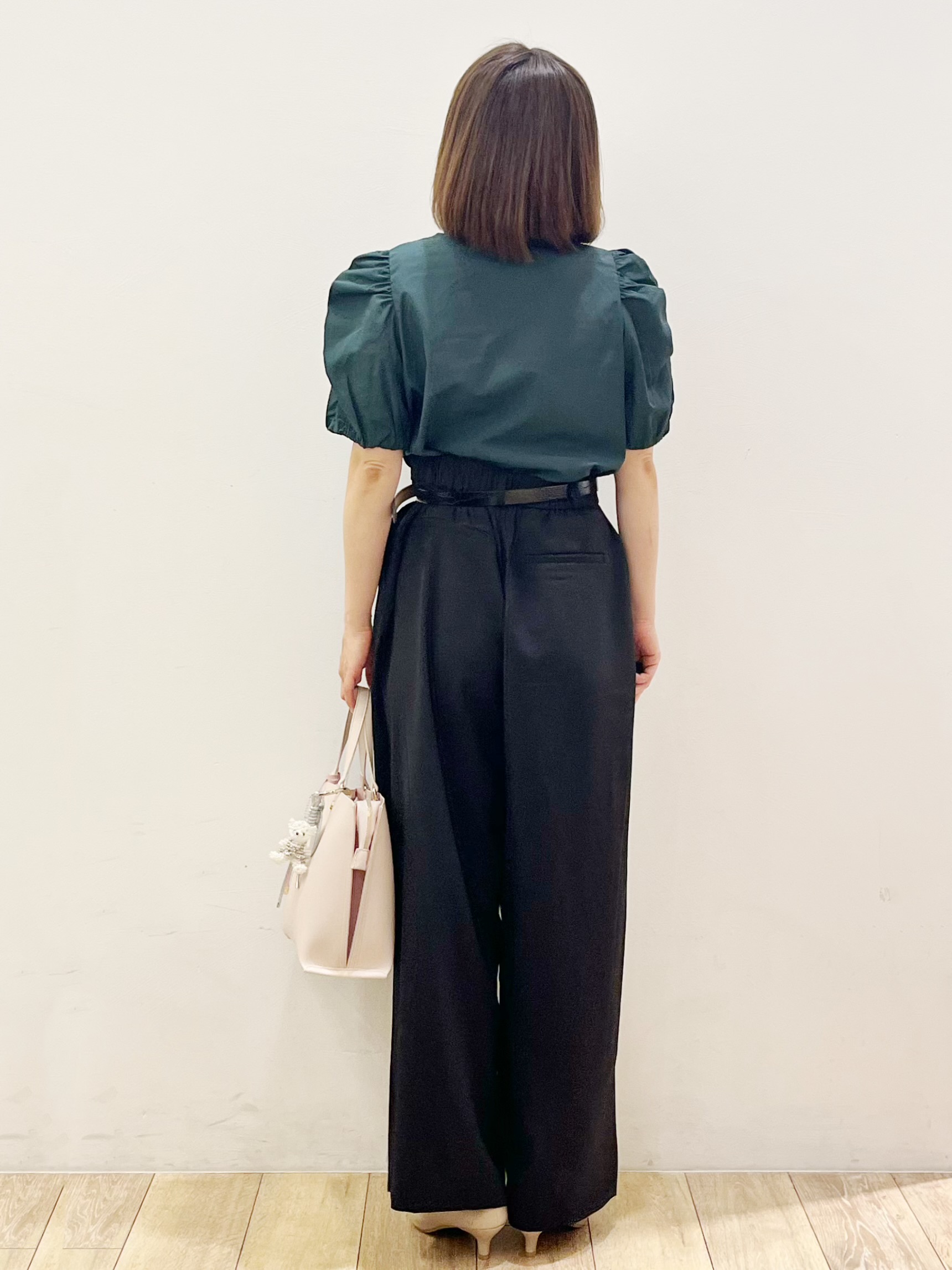 kcさんの「OPAQUE.CLIP｜【接触冷感／防シワ】シャーリングスリーブブラウス《洗濯機OK》」を使ったコーディネート