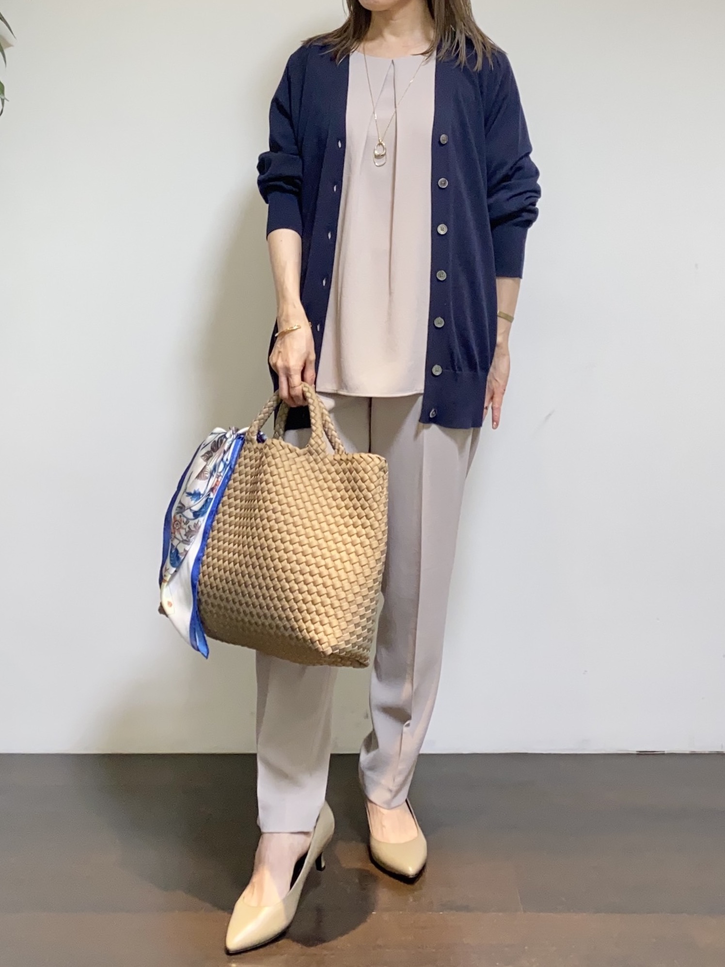 tomoさんの「UNTITLED｜【セットアップ可/洗える】シアーVネックカーディガン」を使ったコーディネート