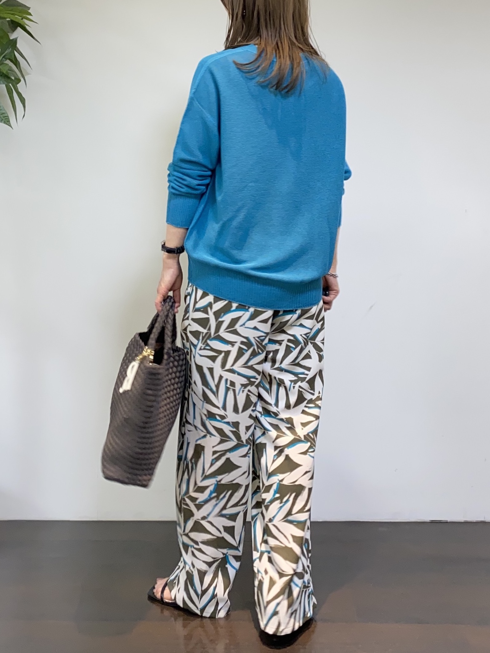 tomoさんの「UNTITLED｜【7色展開/洗える/程よい透け感】ドライタッチVネックニット」を使ったコーディネート