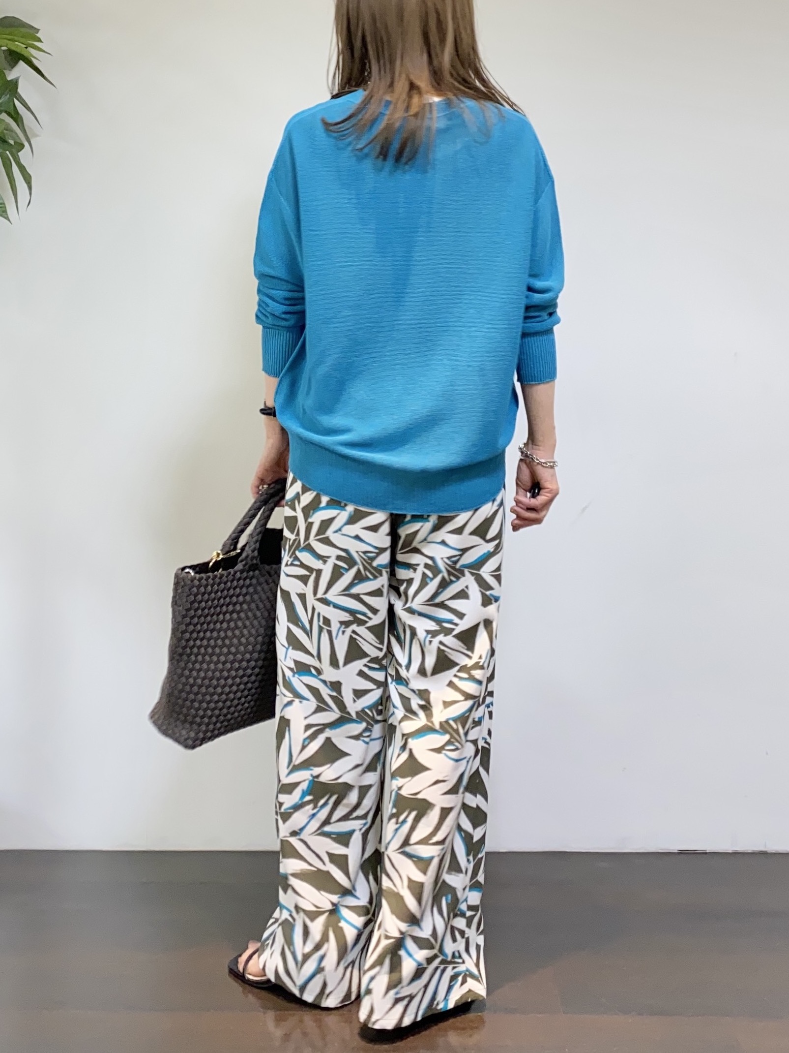 tomoさんの「UNTITLED｜【7色展開/洗える/程よい透け感】ドライタッチVネックニット」を使ったコーディネート