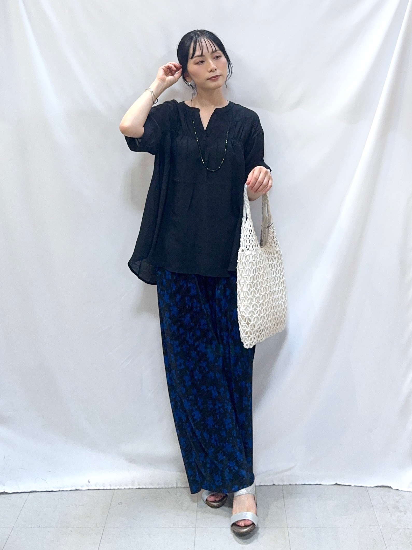 𝐇𝐢𝐫𝐨𝐦𝐢さんの「SHOO･LA･RUE｜【UV/洗濯機可】お袖の長さが調整出来る シャーリングスキッパーブラウス」を使ったコーディネート
