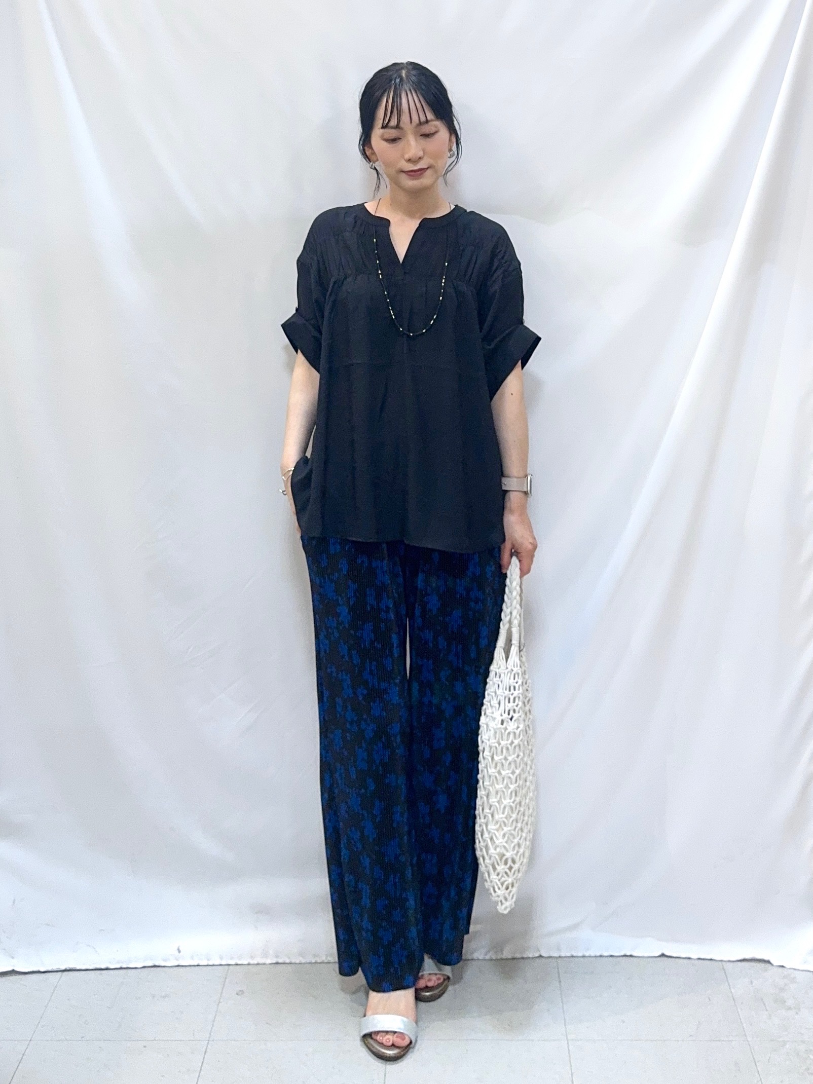 𝐇𝐢𝐫𝐨𝐦𝐢さんの「SHOO･LA･RUE｜【UV/洗濯機可】お袖の長さが調整出来る シャーリングスキッパーブラウス」を使ったコーディネート