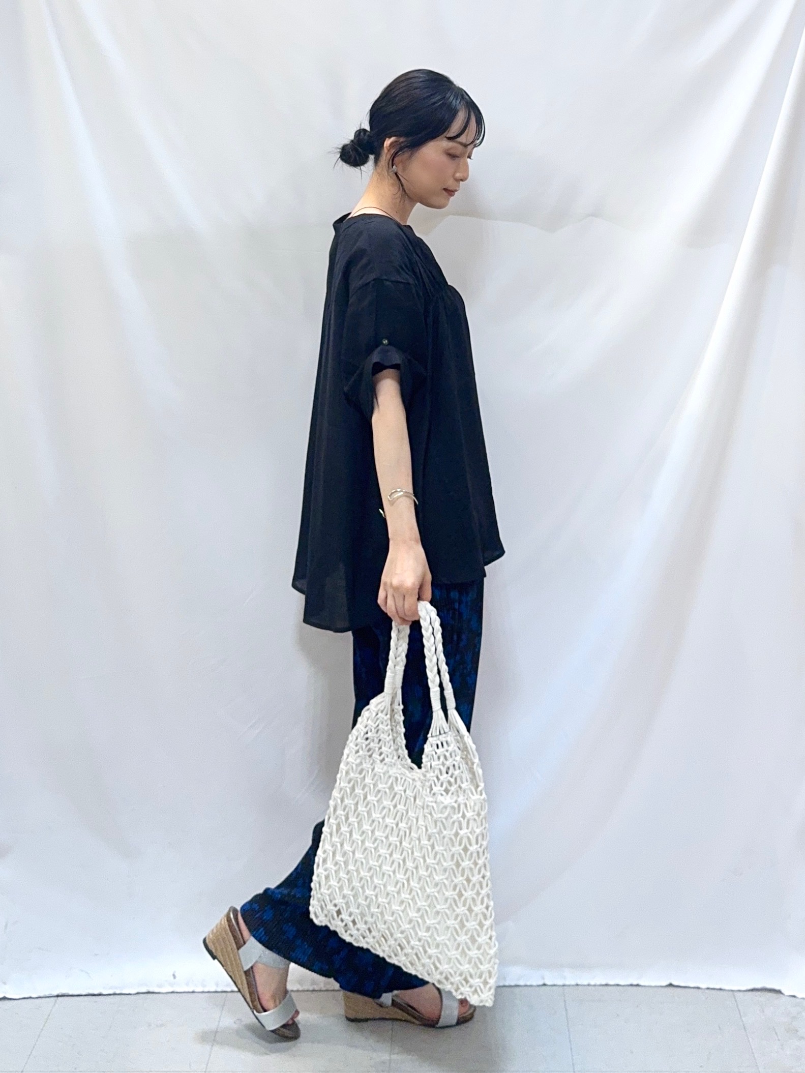 𝐇𝐢𝐫𝐨𝐦𝐢さんの「SHOO･LA･RUE｜【UV/洗濯機可】お袖の長さが調整出来る シャーリングスキッパーブラウス」を使ったコーディネート