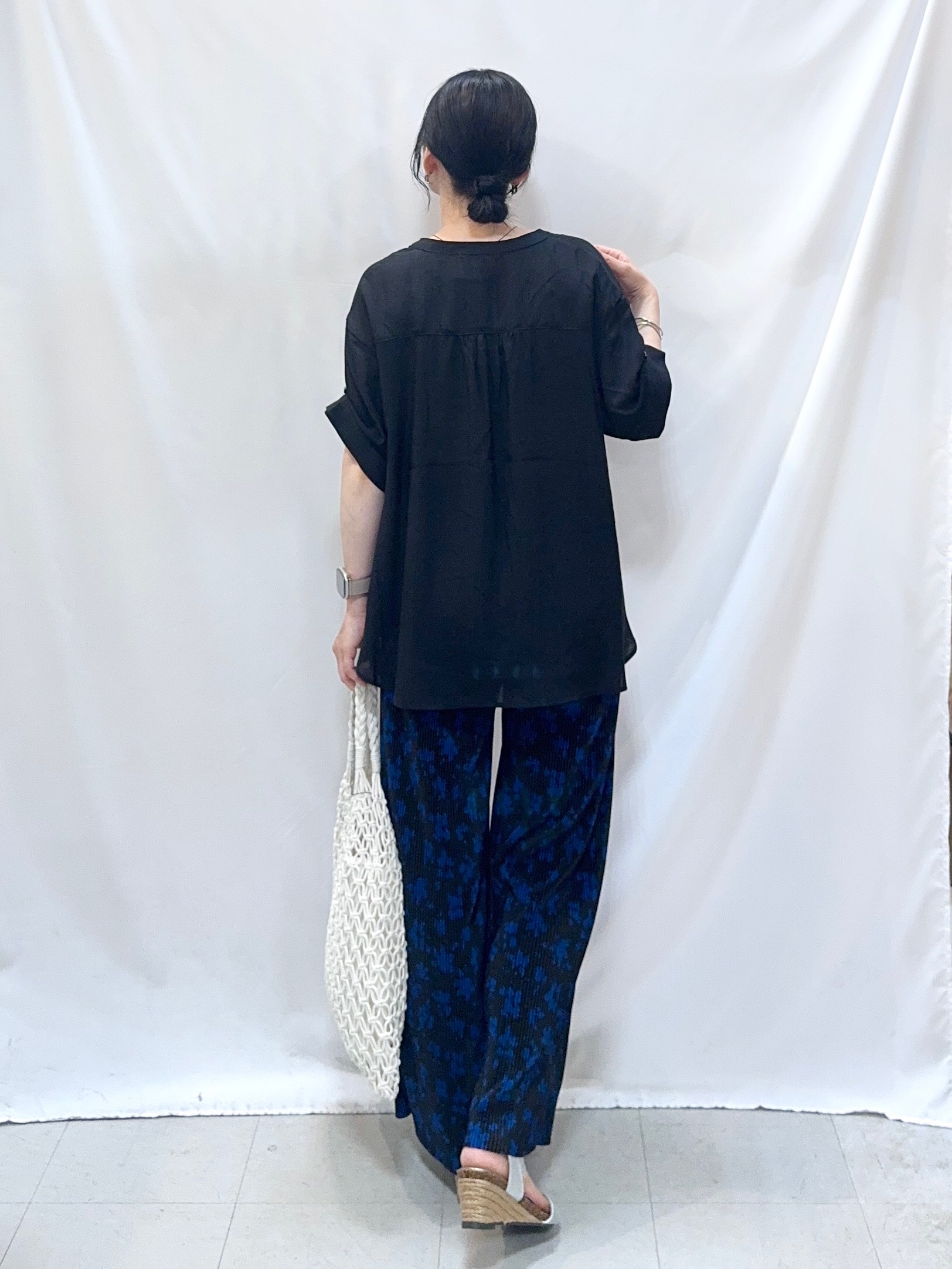 𝐇𝐢𝐫𝐨𝐦𝐢さんの「SHOO･LA･RUE｜【UV/洗濯機可】お袖の長さが調整出来る シャーリングスキッパーブラウス」を使ったコーディネート