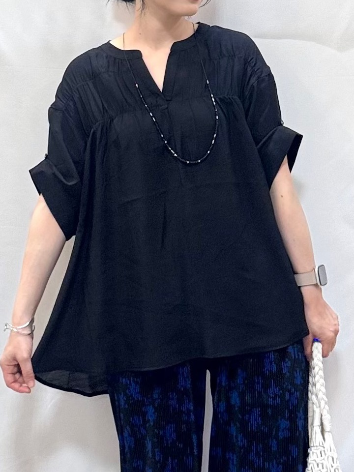 𝐇𝐢𝐫𝐨𝐦𝐢さんの「SHOO･LA･RUE｜【UV/洗濯機可】お袖の長さが調整出来る シャーリングスキッパーブラウス」を使ったコーディネート