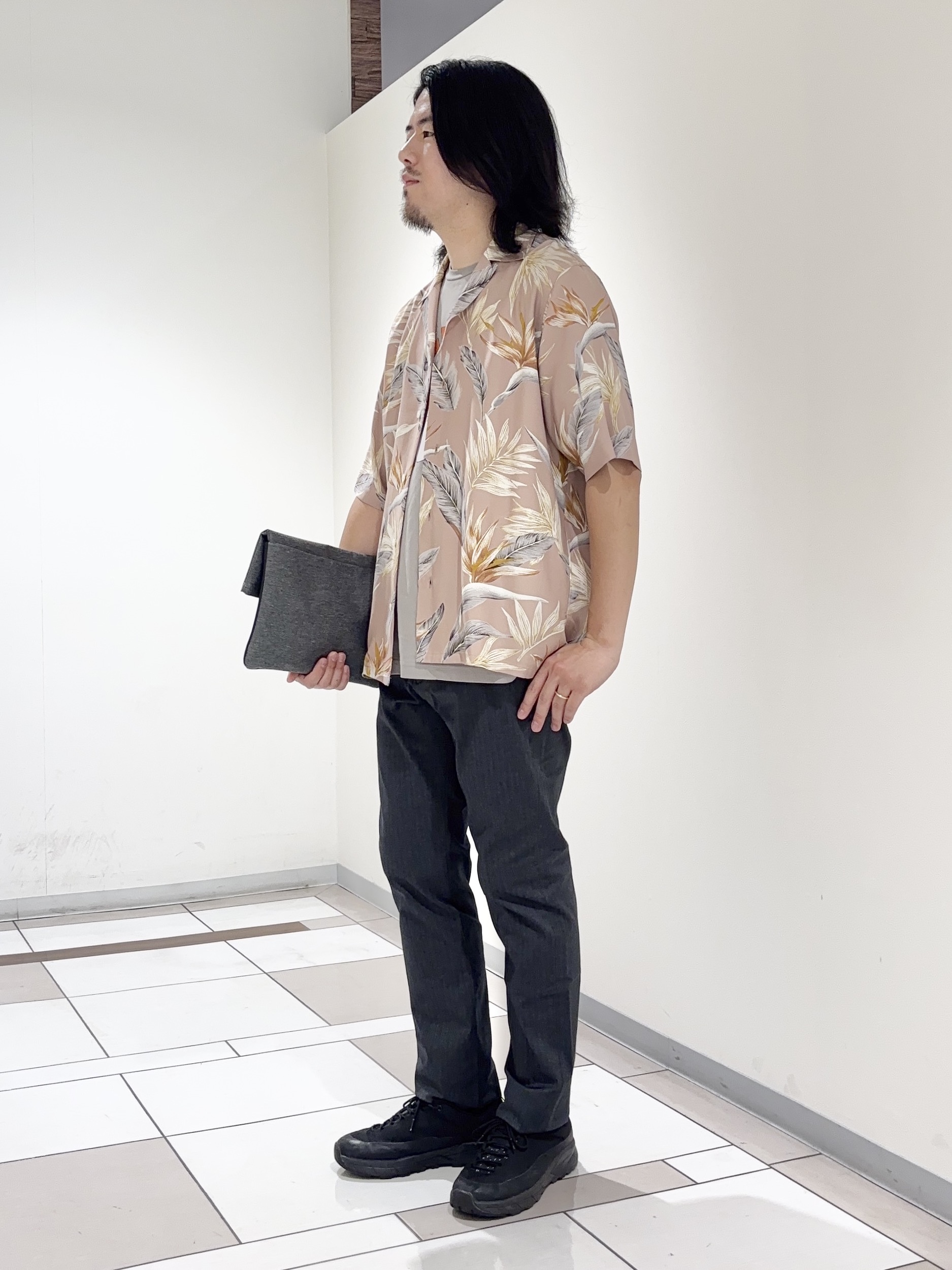 及川さんの「TAKEO KIKUCHI｜【BOWLER HAT LABEL】トロピカルフローラル レーヨンシャツ」を使ったコーディネート