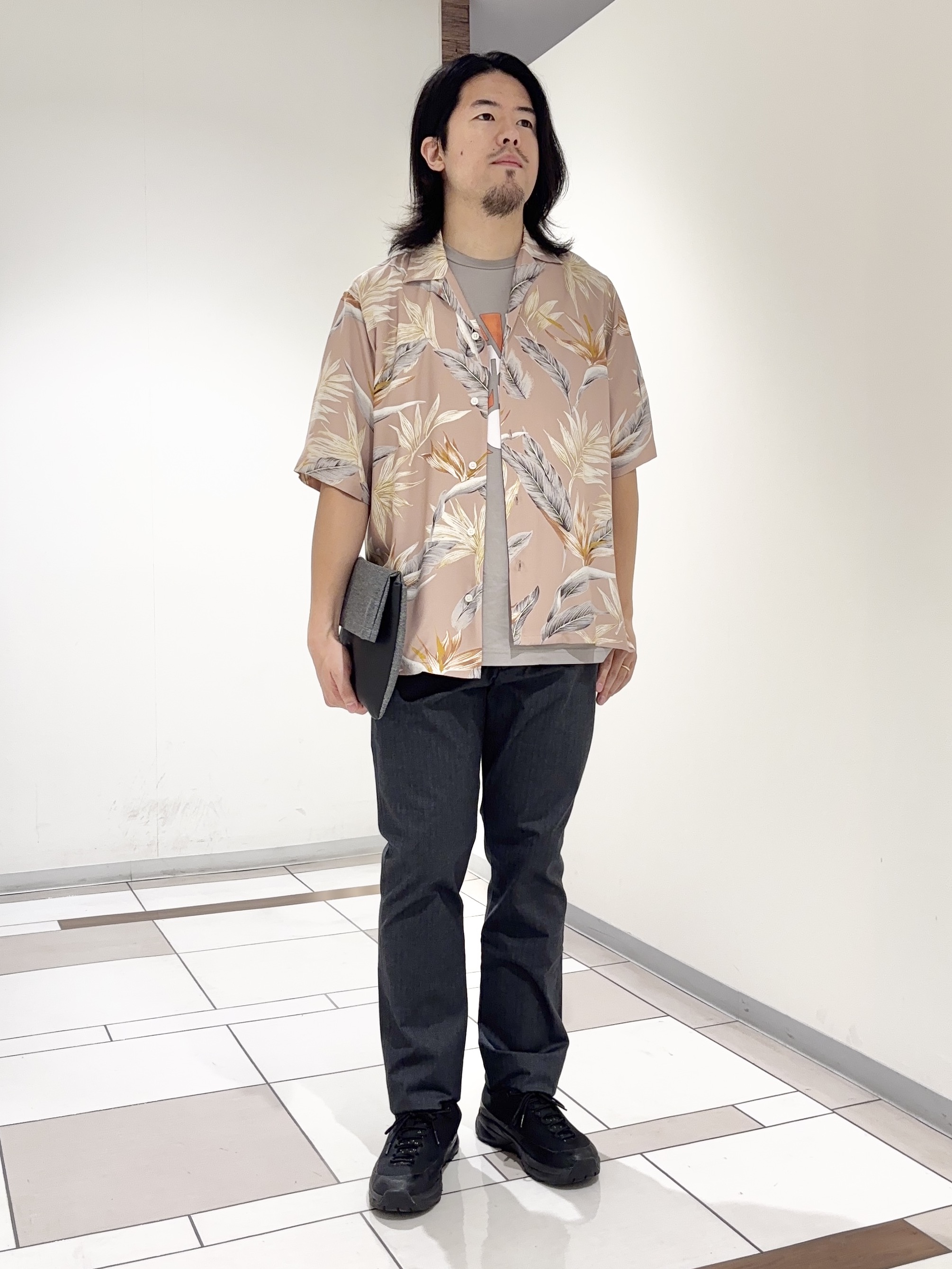 及川さんの「TAKEO KIKUCHI｜【BOWLER HAT LABEL】トロピカルフローラル レーヨンシャツ」を使ったコーディネート