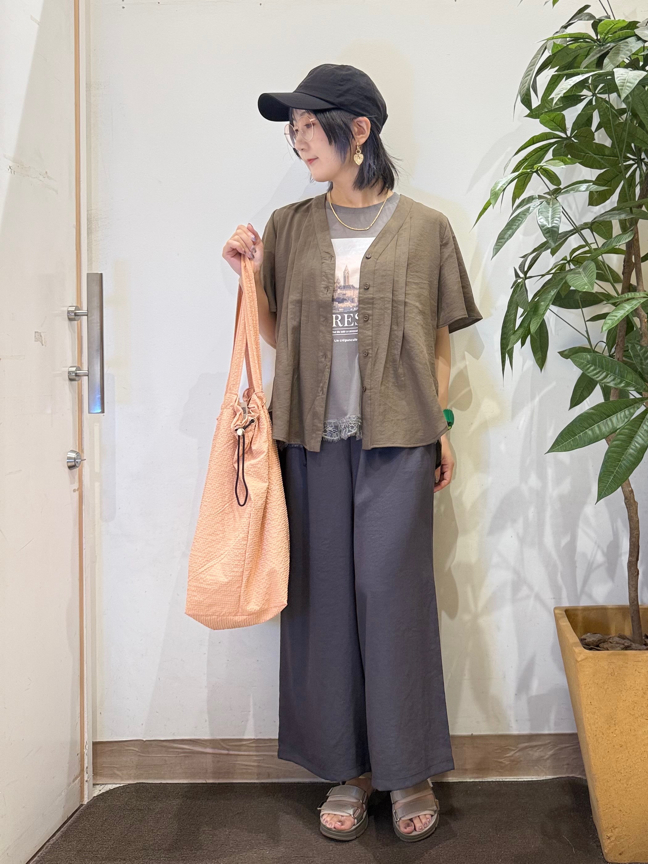 misakiさんの「SHOO･LA･RUE｜【セットアップ可/洗濯機可】サラっと着られる 麻調Ⅴネックタックブラウス」を使ったコーディネート