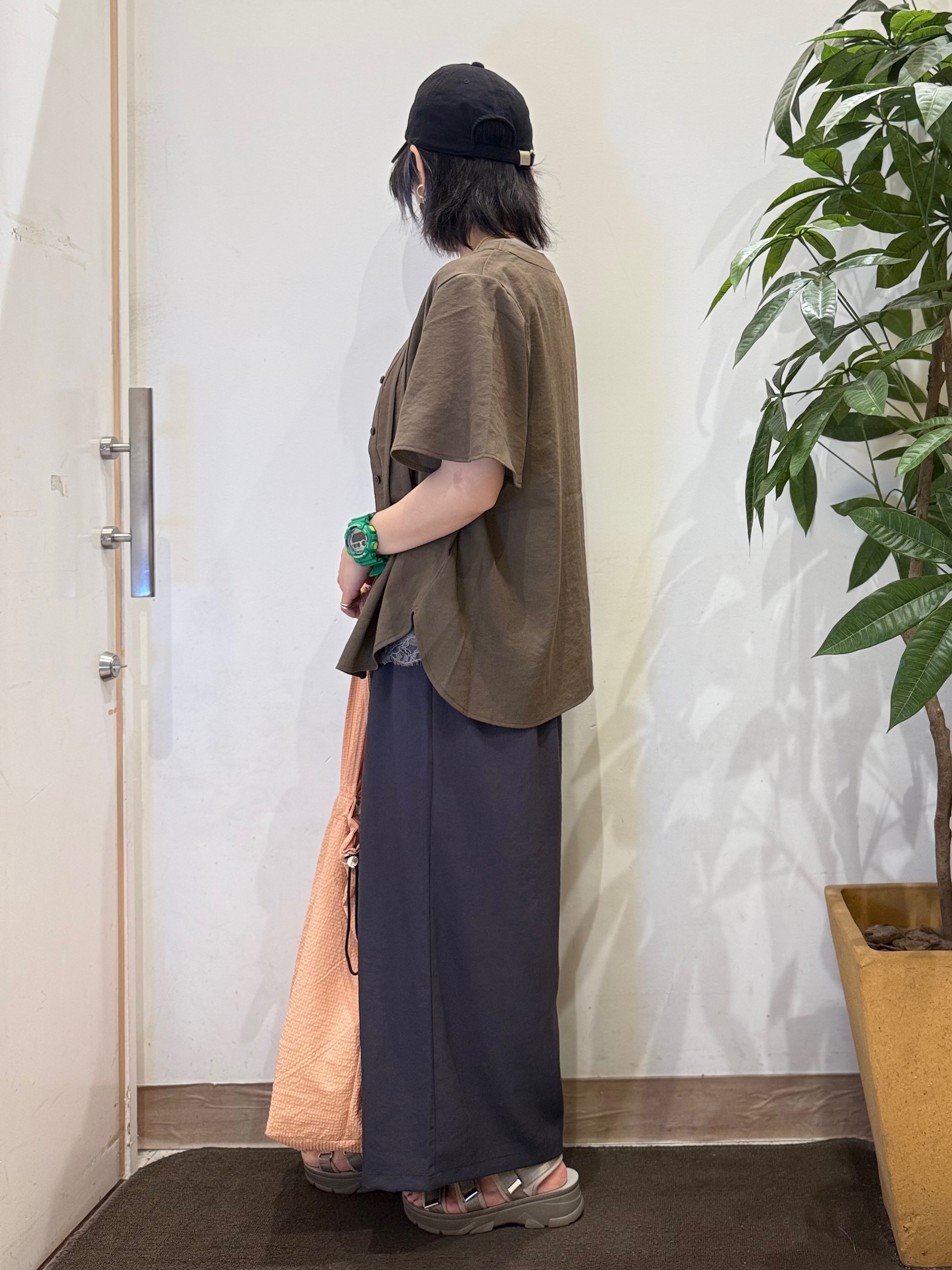 misakiさんの「SHOO･LA･RUE｜【セットアップ可/洗濯機可】サラっと着られる 麻調Ⅴネックタックブラウス」を使ったコーディネート