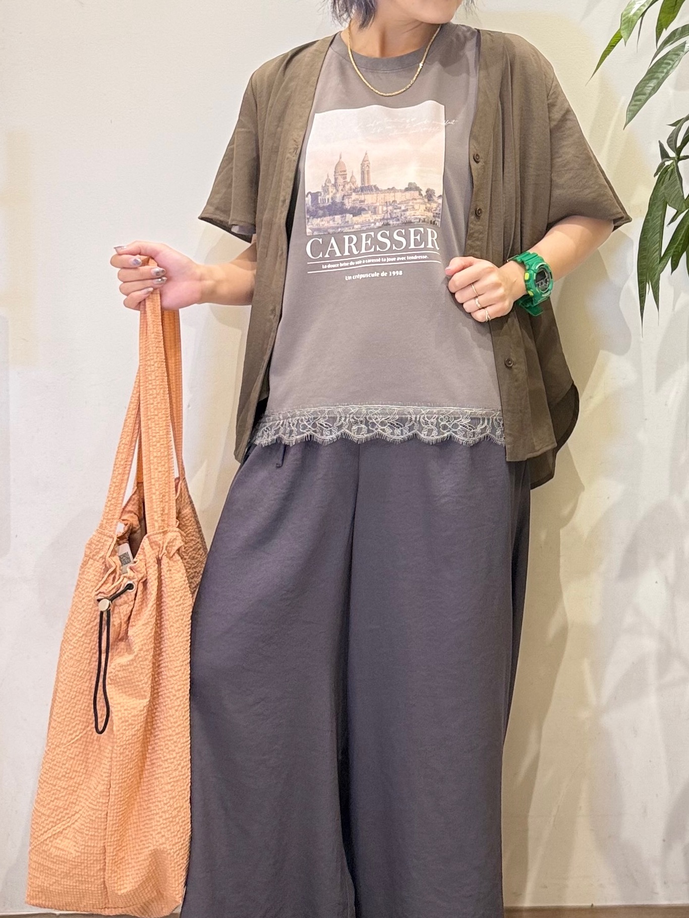 misakiさんの「SHOO･LA･RUE｜【セットアップ可/洗濯機可】サラっと着られる 麻調Ⅴネックタックブラウス」を使ったコーディネート
