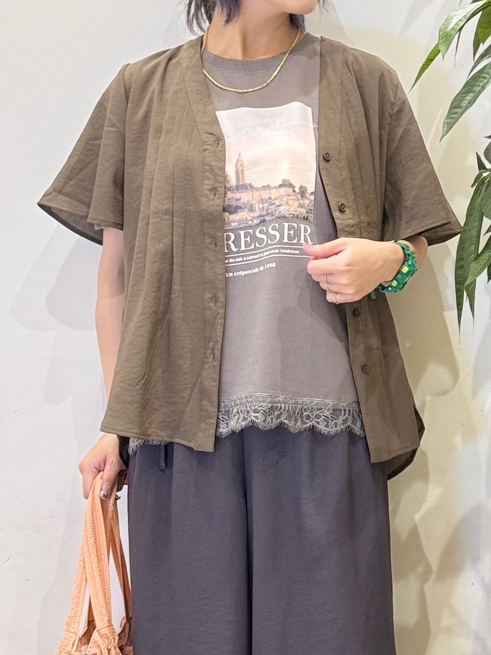misakiさんの「SHOO･LA･RUE｜【セットアップ可/洗濯機可】サラっと着られる 麻調Ⅴネックタックブラウス」を使ったコーディネート
