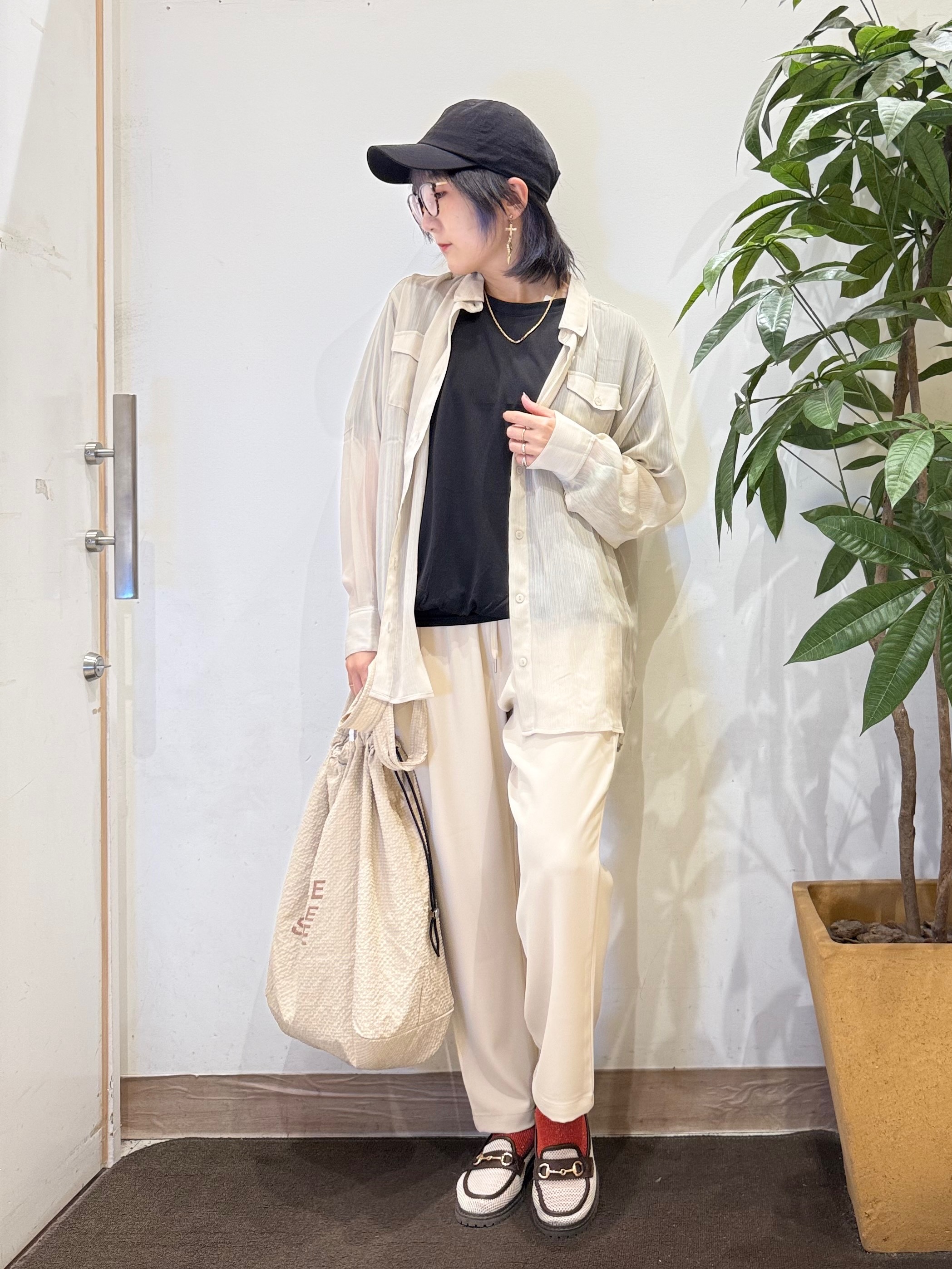 misakiさんの「SHOO･LA･RUE｜【洗濯機可】ダブルポケット 楊柳しぼしぼシアーシャツ」を使ったコーディネート