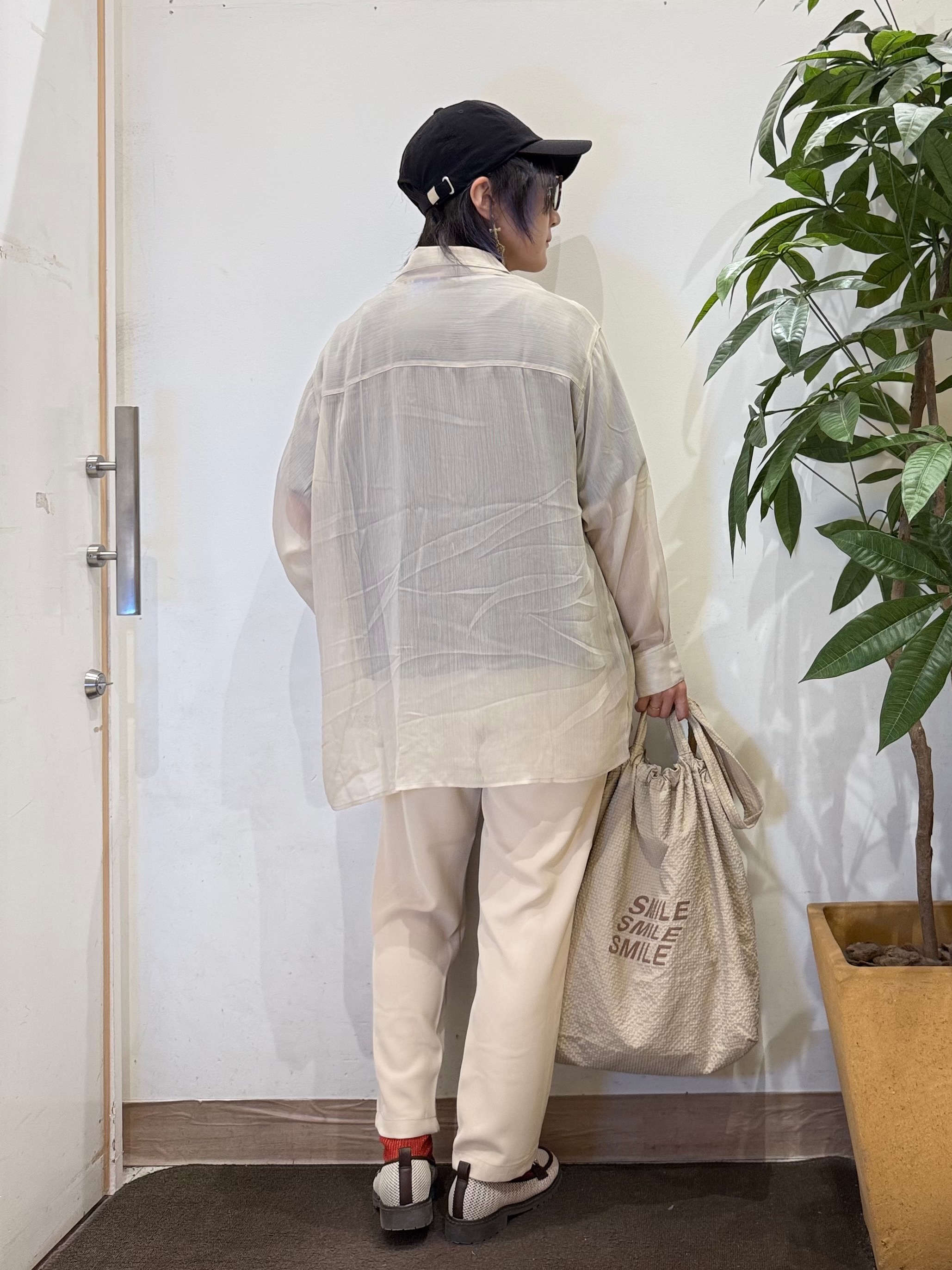 misakiさんの「SHOO･LA･RUE｜【洗濯機可】ダブルポケット 楊柳しぼしぼシアーシャツ」を使ったコーディネート