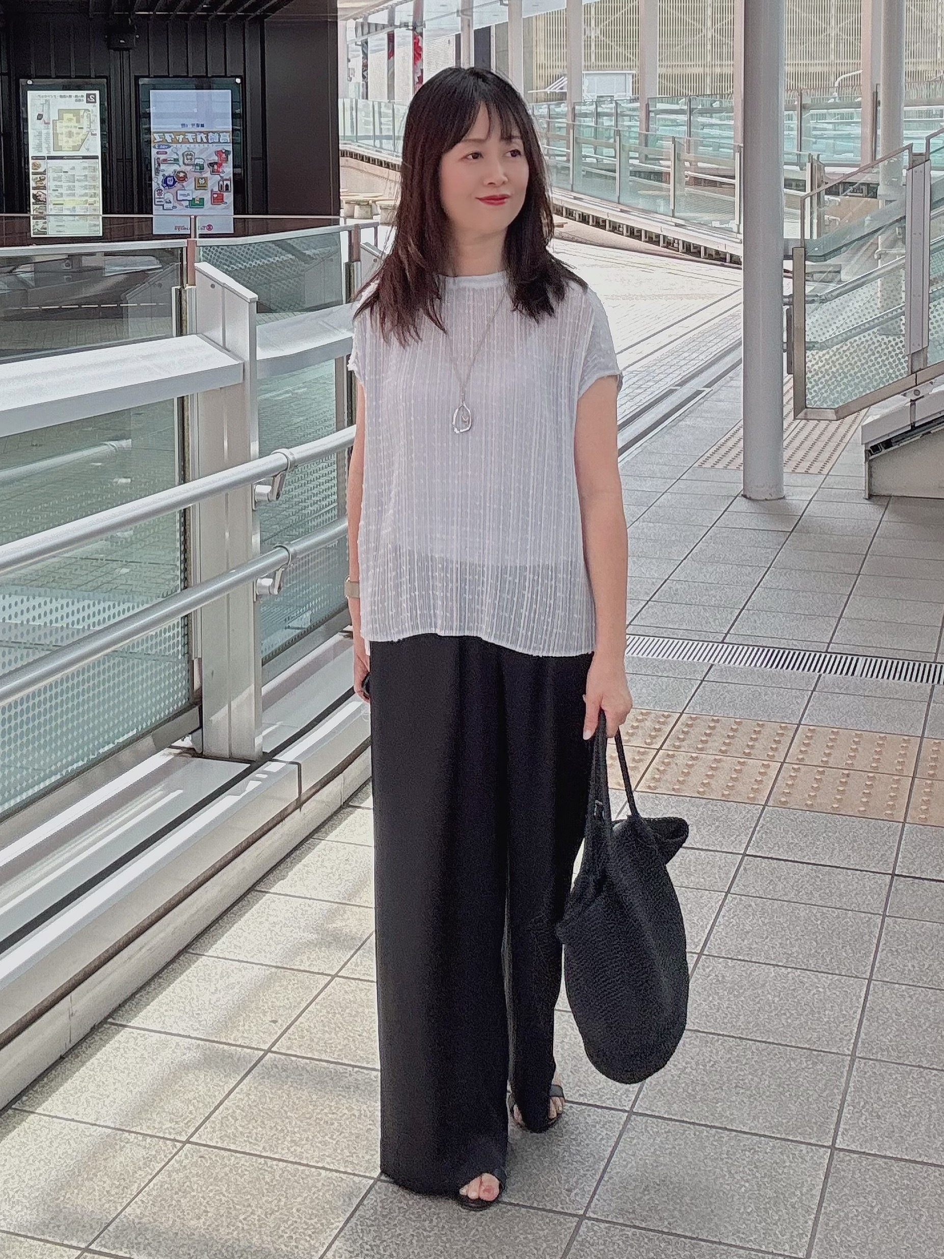 makiさんの「UNTITLED｜【接触冷感/吸水速乾】サテンワイドパンツ」を使ったコーディネート