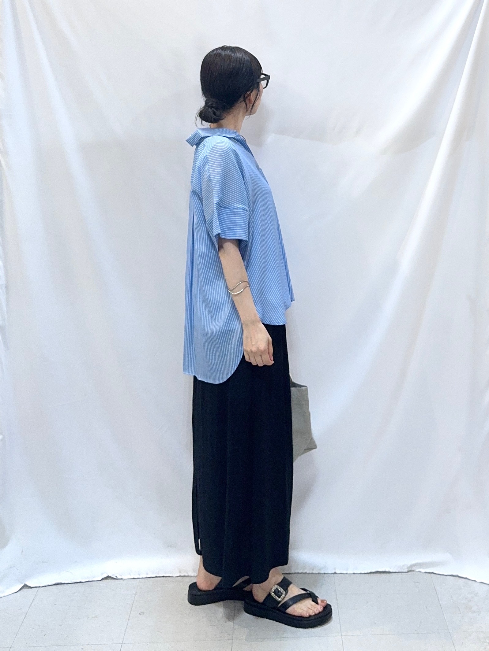 𝐇𝐢𝐫𝐨𝐦𝐢さんの「SHOO･LA･RUE｜【2点セット/S-LL/洗濯機可】時短でコーデ決まる スラブスキッパーシャツ＋タンクトップ」を使ったコーディネート