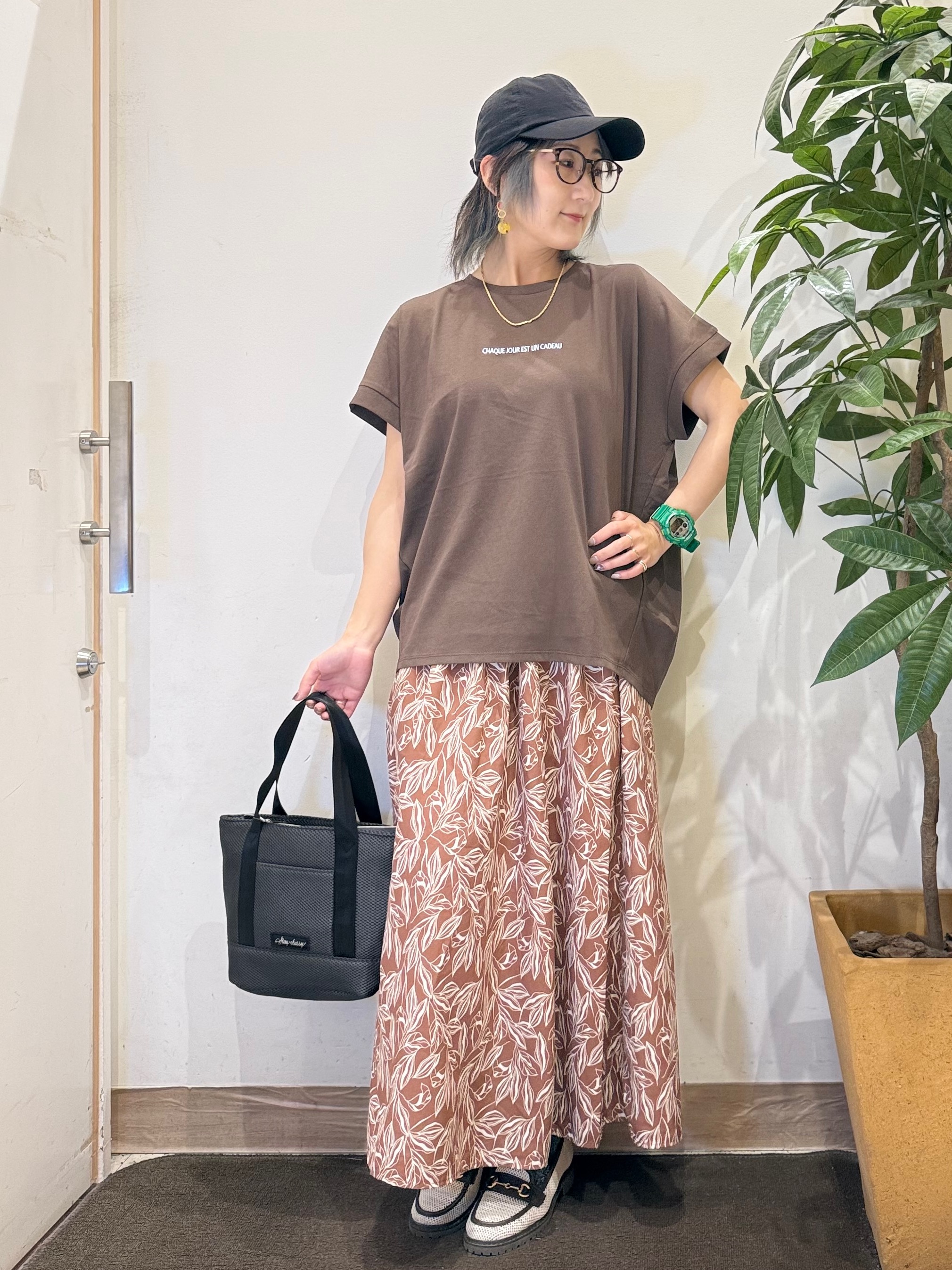 misakiさんの「SHOO･LA･RUE｜【汗じみ防止/S-LL/体型カバー/洗濯機可】汗じみが気になりにくい 大人の刺繍ロゴTシャツ」を使ったコーディネート