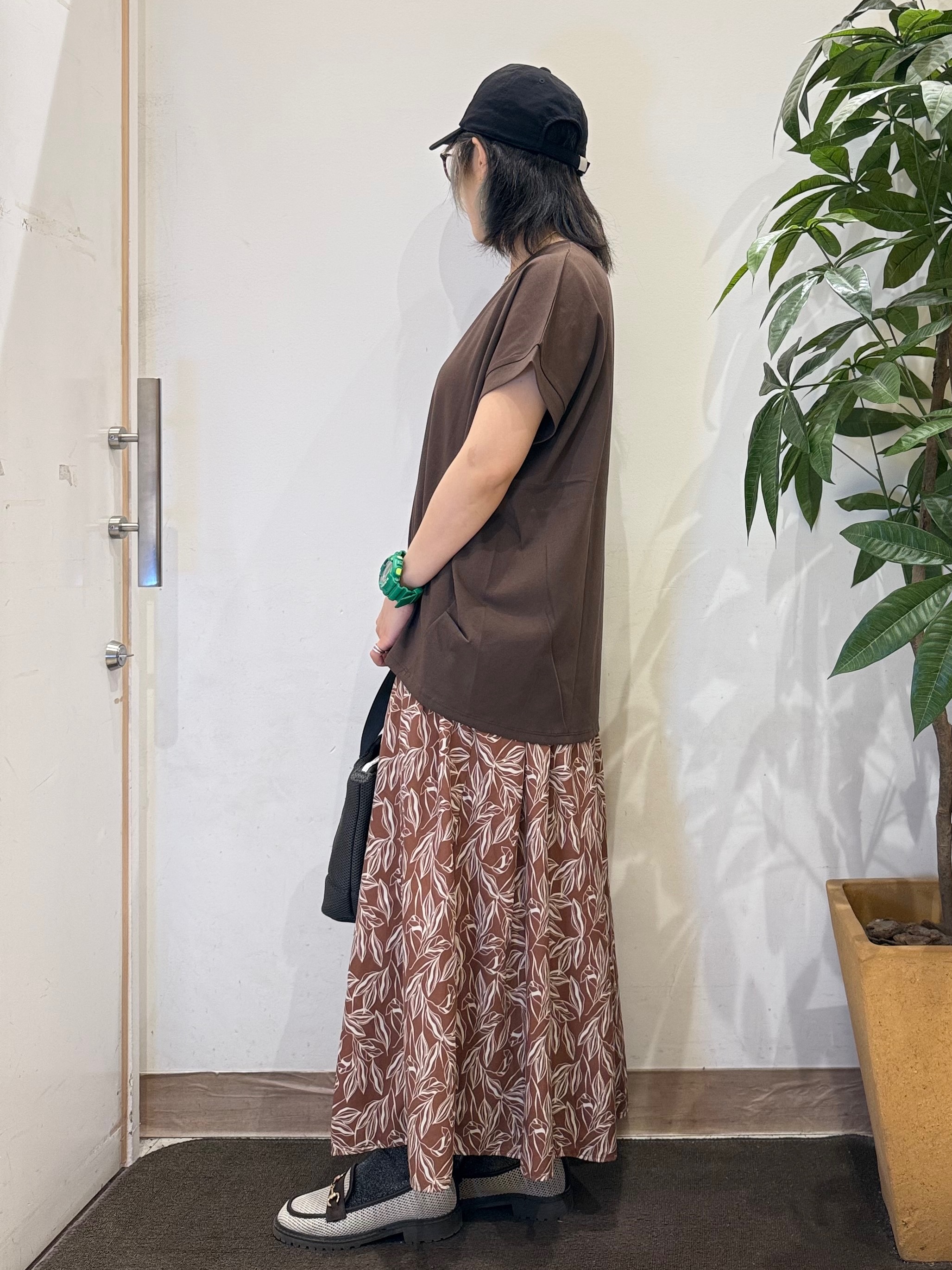 misakiさんの「SHOO･LA･RUE｜【汗じみ防止/S-LL/体型カバー/洗濯機可】汗じみが気になりにくい 大人の刺繍ロゴTシャツ」を使ったコーディネート