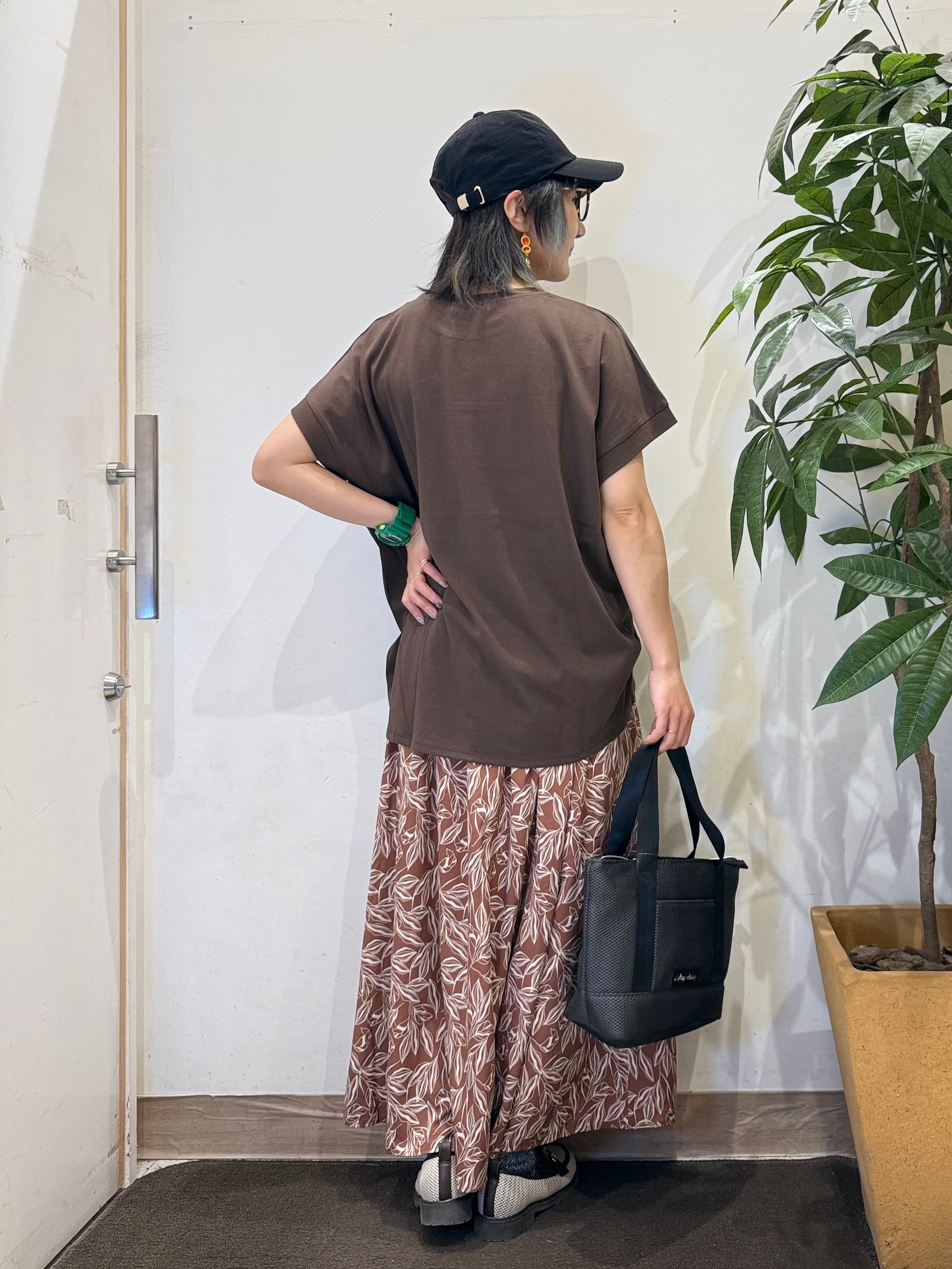 misakiさんの「SHOO･LA･RUE｜【汗じみ防止/S-LL/体型カバー/洗濯機可】汗じみが気になりにくい 大人の刺繍ロゴTシャツ」を使ったコーディネート
