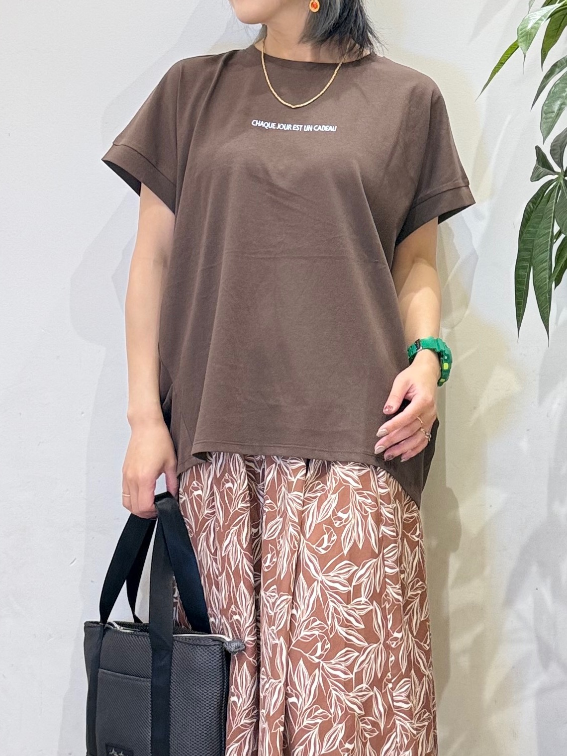 misakiさんの「SHOO･LA･RUE｜【汗じみ防止/S-LL/体型カバー/洗濯機可】汗じみが気になりにくい 大人の刺繍ロゴTシャツ」を使ったコーディネート