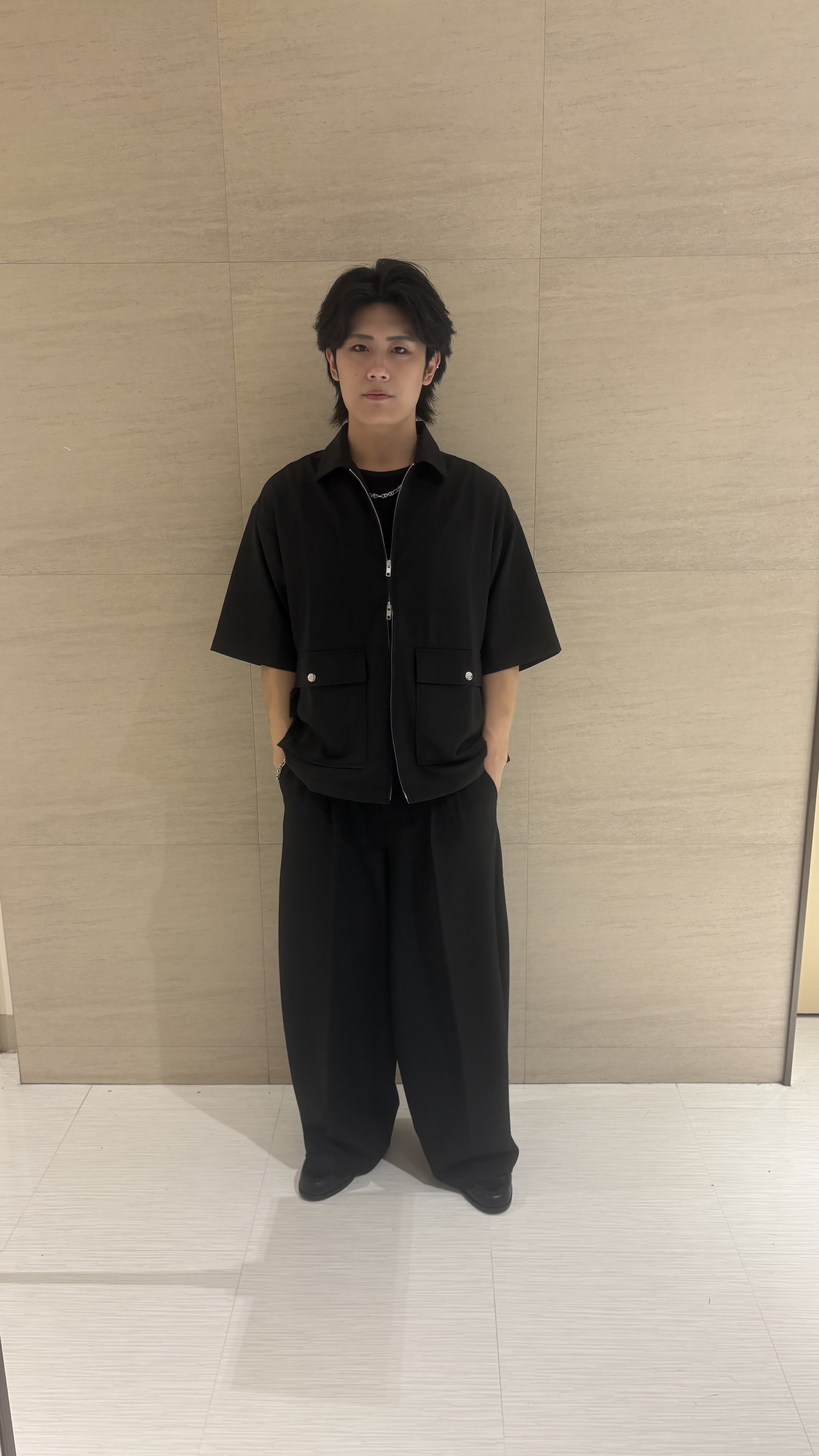 辻一樹さんの「tk.TAKEO KIKUCHI｜フロントジップシャツアウター」を使ったコーディネート