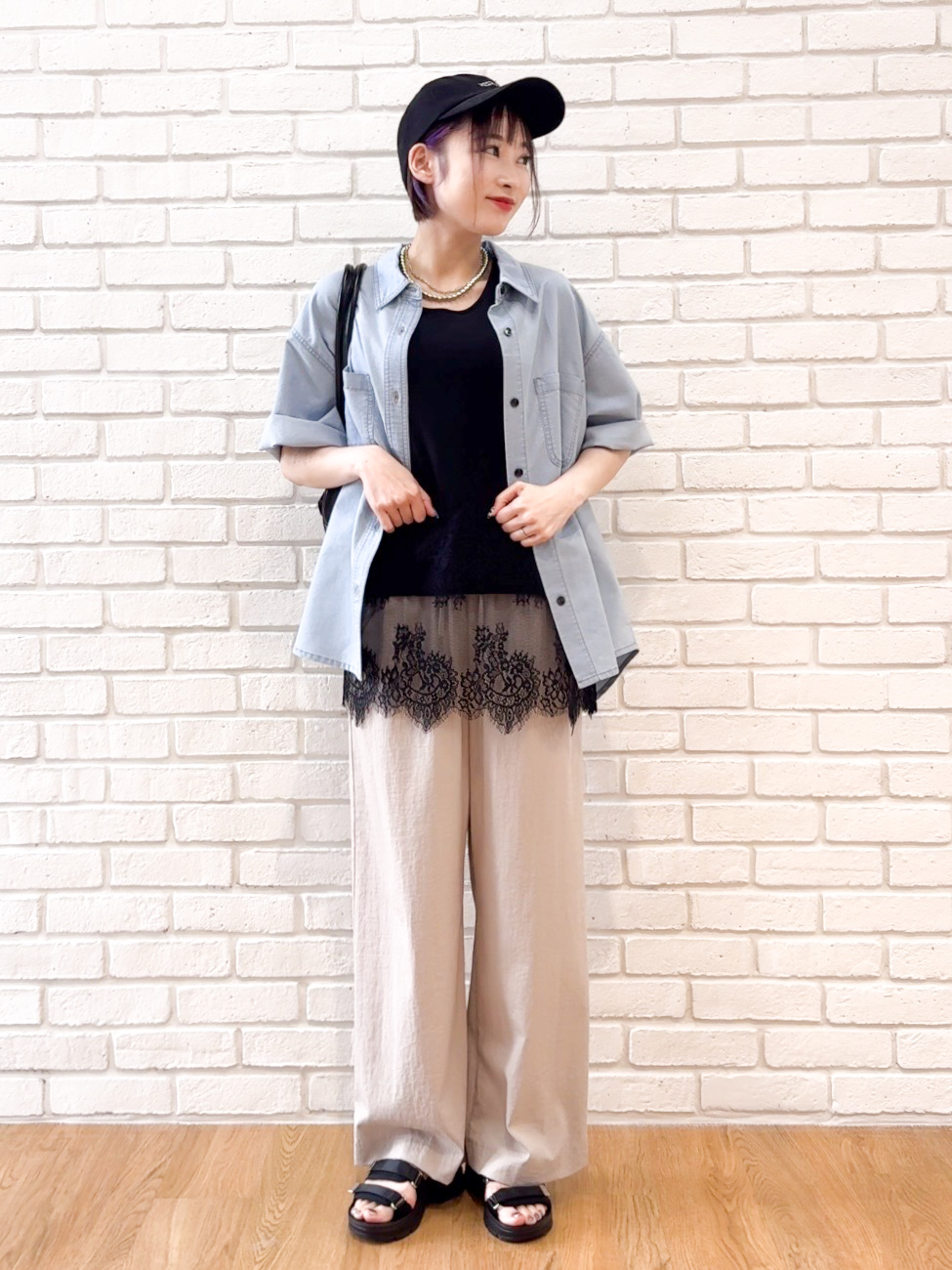 𝐜𝐡𝐢𝐤𝐚さんの「SHOO･LA･RUE｜【セットアップ可/S-LL】ライトオンスデニム 5分袖シャツ」を使ったコーディネート