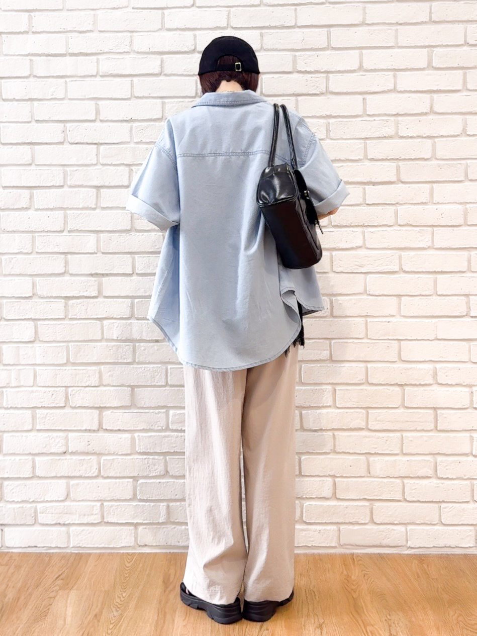 𝐜𝐡𝐢𝐤𝐚さんの「SHOO･LA･RUE｜【セットアップ可/S-LL】ライトオンスデニム 5分袖シャツ」を使ったコーディネート