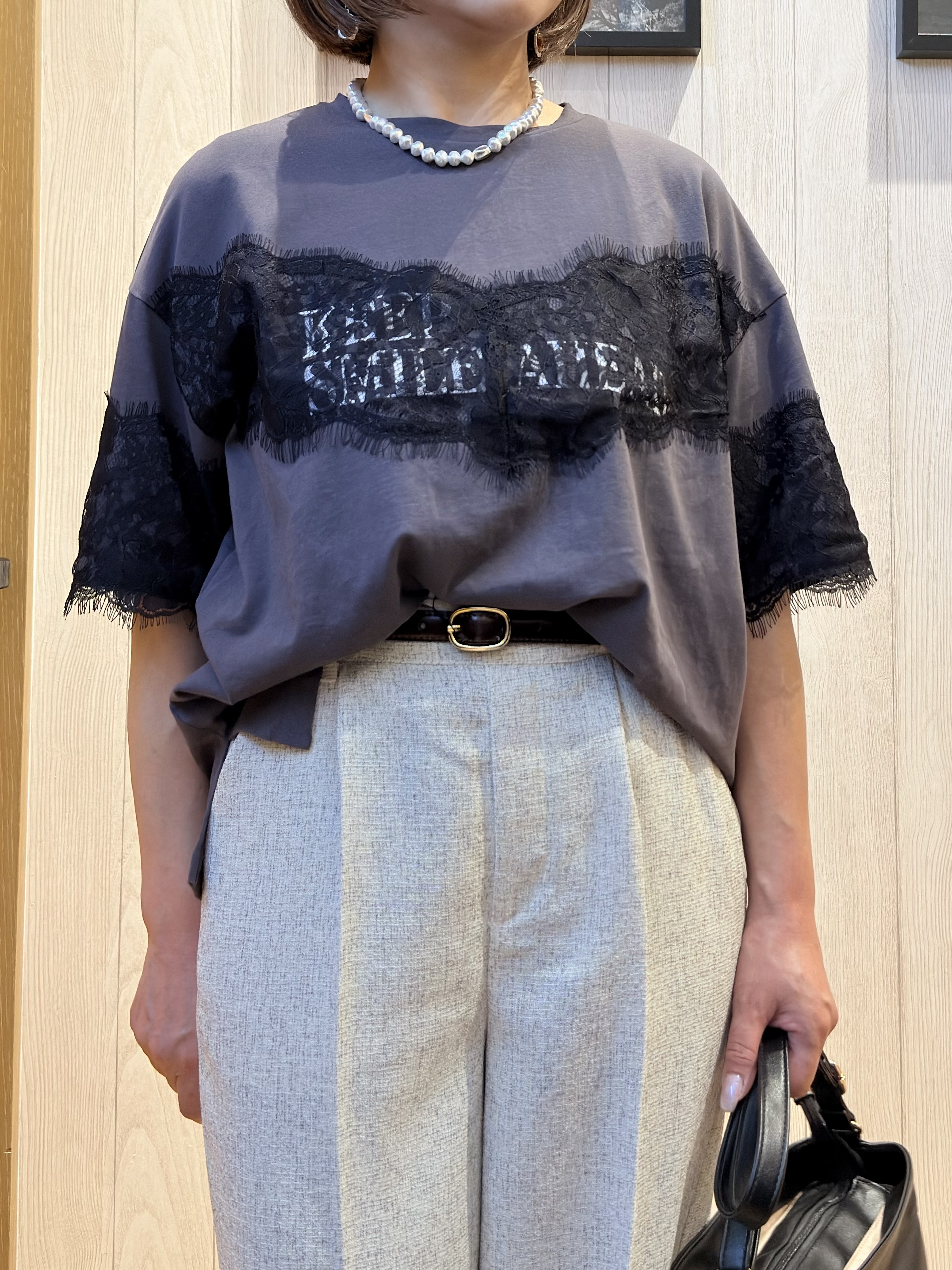 Megさんの「SHOO･LA･RUE｜【洗濯機可】レースデザインでこなれ見え ロゴプリントTシャツ」を使ったコーディネート