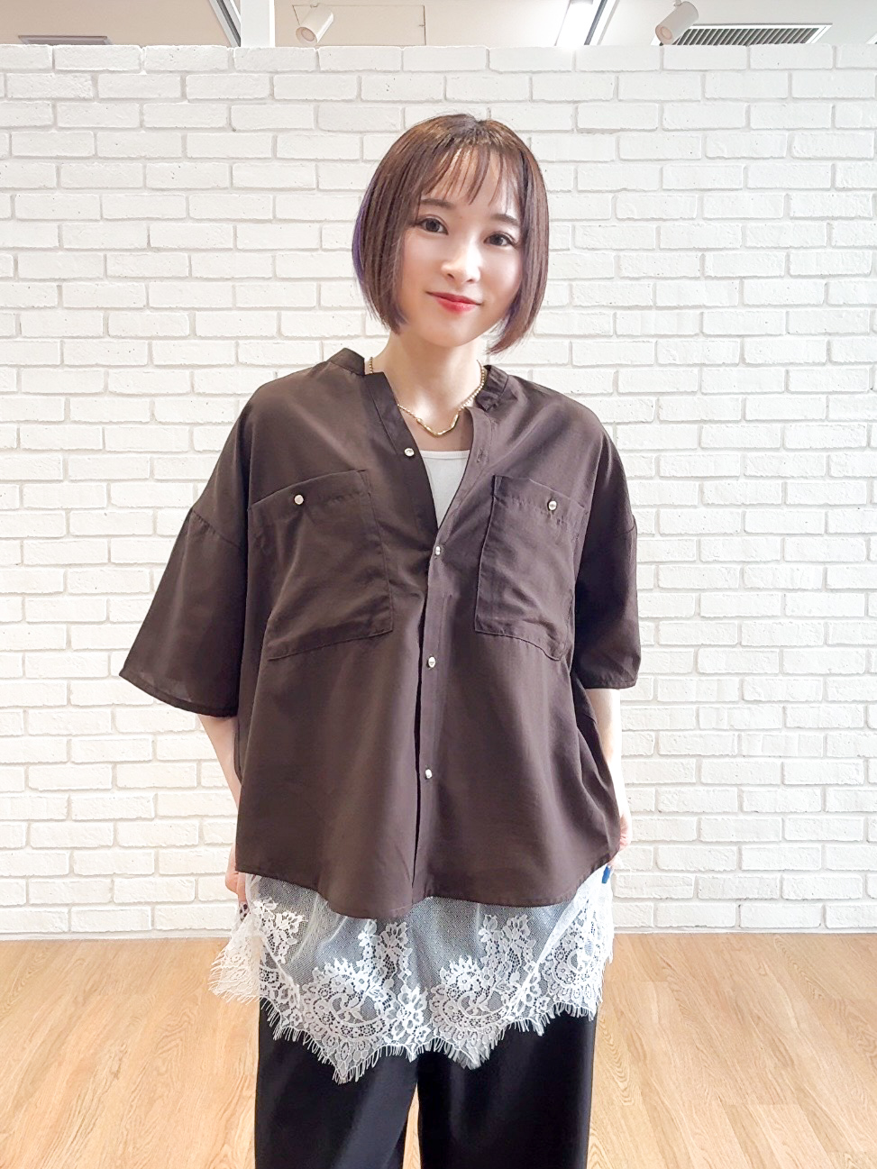𝐜𝐡𝐢𝐤𝐚さんの「SHOO･LA･RUE｜【洗濯機可/S-LL】大人の抜け感 ゆるっと5分袖シャツ」を使ったコーディネート