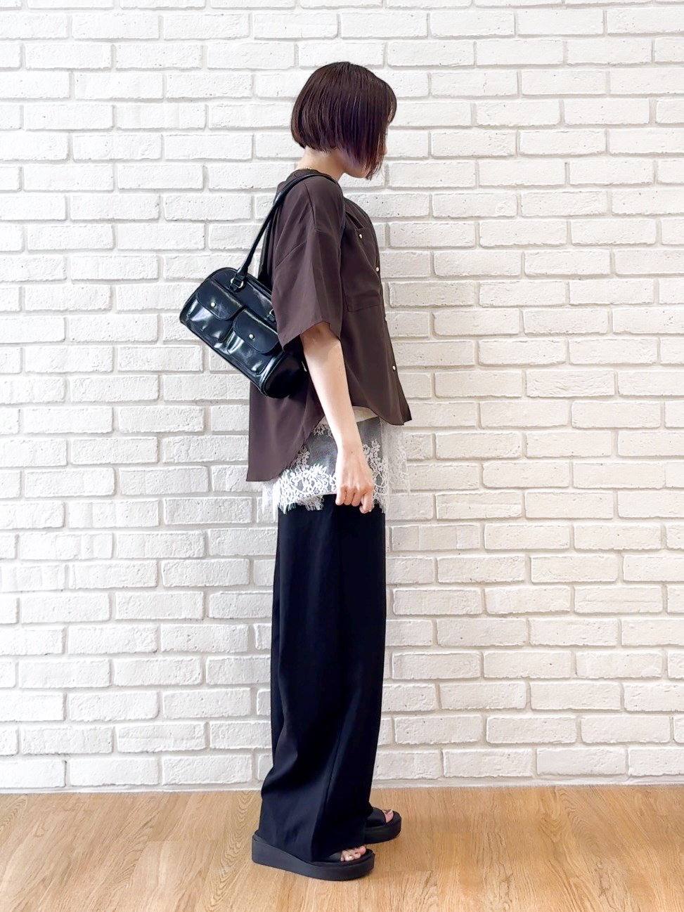 𝐜𝐡𝐢𝐤𝐚さんの「SHOO･LA･RUE｜【洗濯機可/S-LL】大人の抜け感 ゆるっと5分袖シャツ」を使ったコーディネート