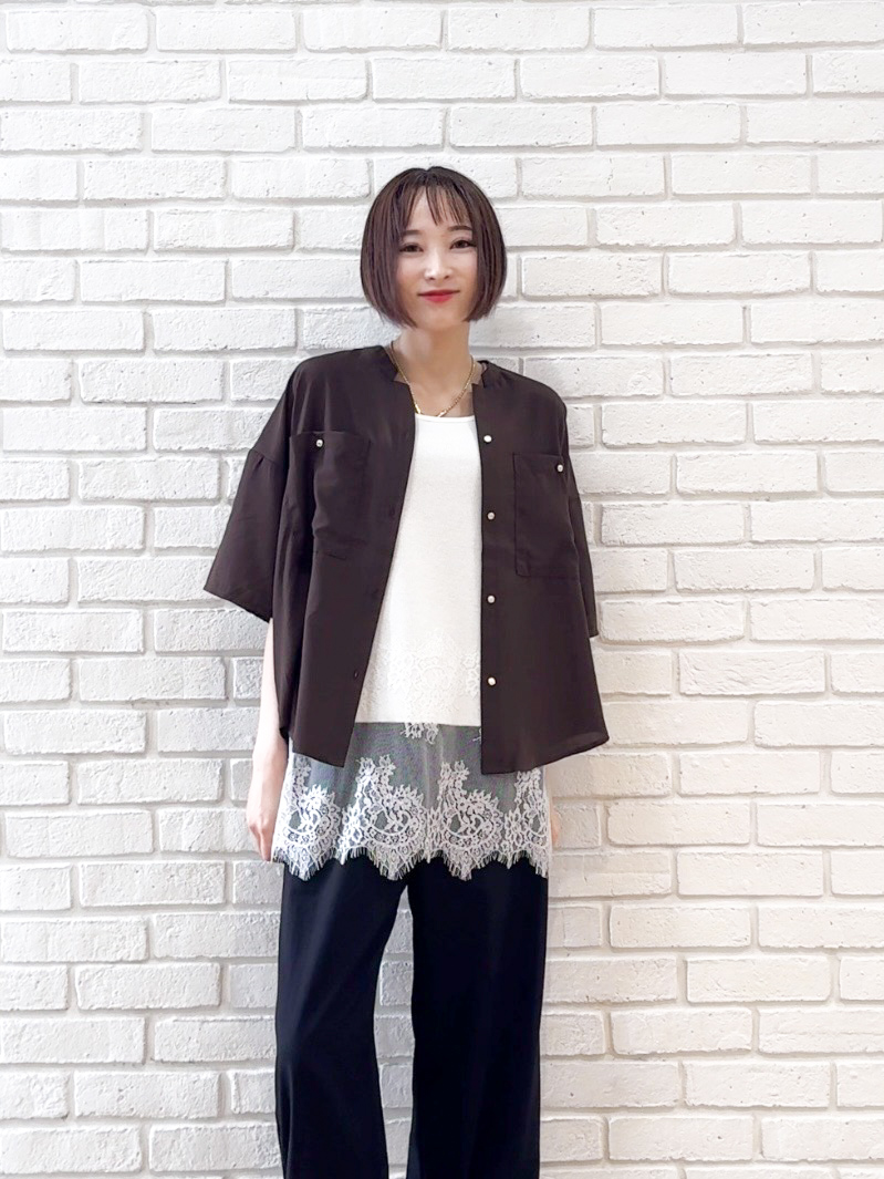 𝐜𝐡𝐢𝐤𝐚さんの「SHOO･LA･RUE｜【洗濯機可/S-LL】大人の抜け感 ゆるっと5分袖シャツ」を使ったコーディネート