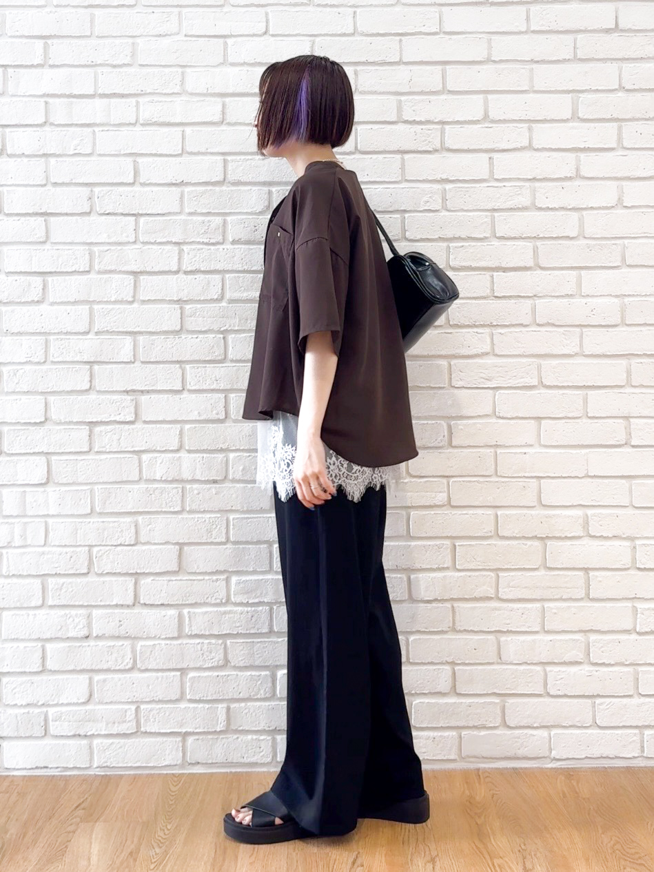 𝐜𝐡𝐢𝐤𝐚さんの「SHOO･LA･RUE｜【洗濯機可/S-LL】大人の抜け感 ゆるっと5分袖シャツ」を使ったコーディネート