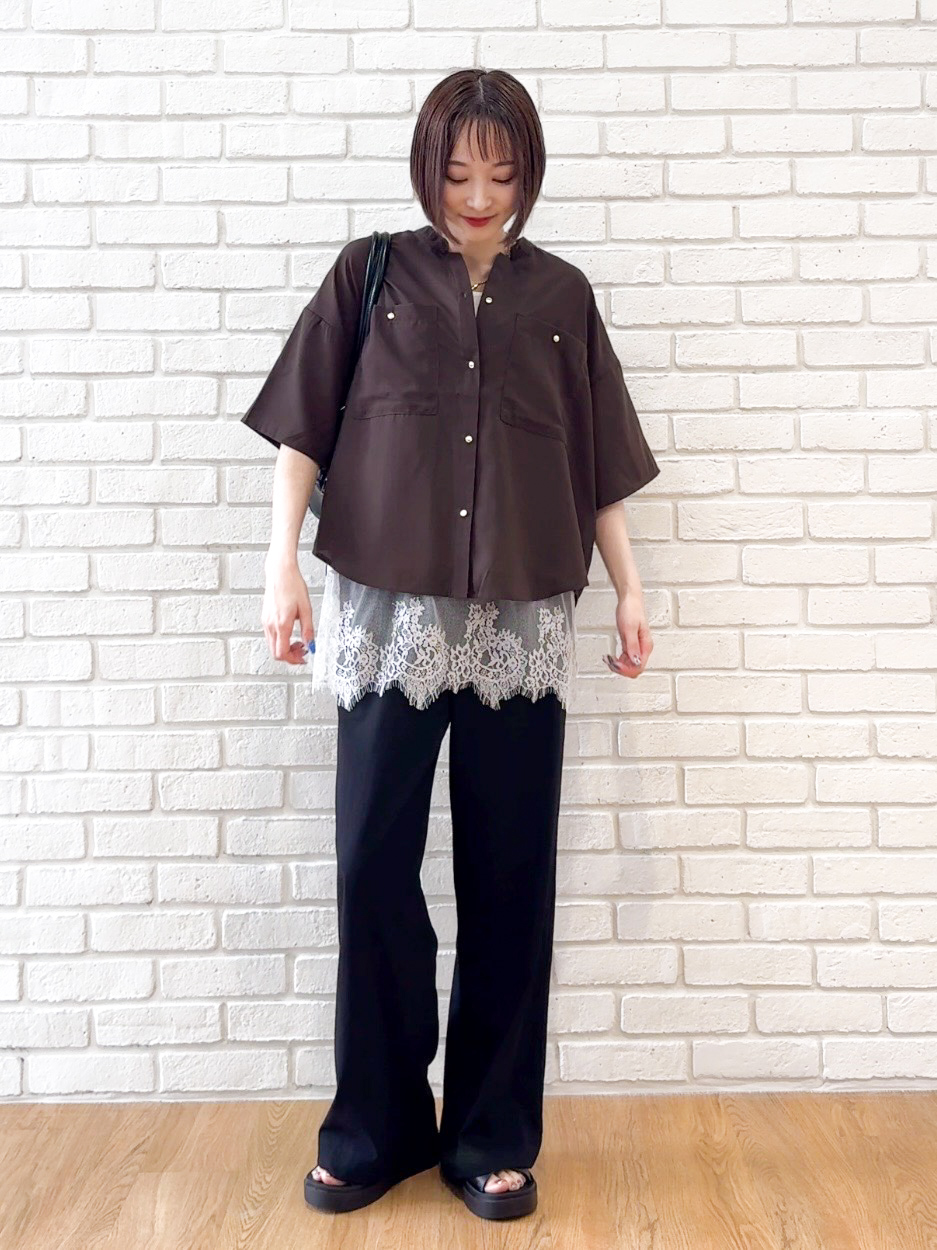 𝐜𝐡𝐢𝐤𝐚さんの「SHOO･LA･RUE｜【洗濯機可/S-LL】大人の抜け感 ゆるっと5分袖シャツ」を使ったコーディネート