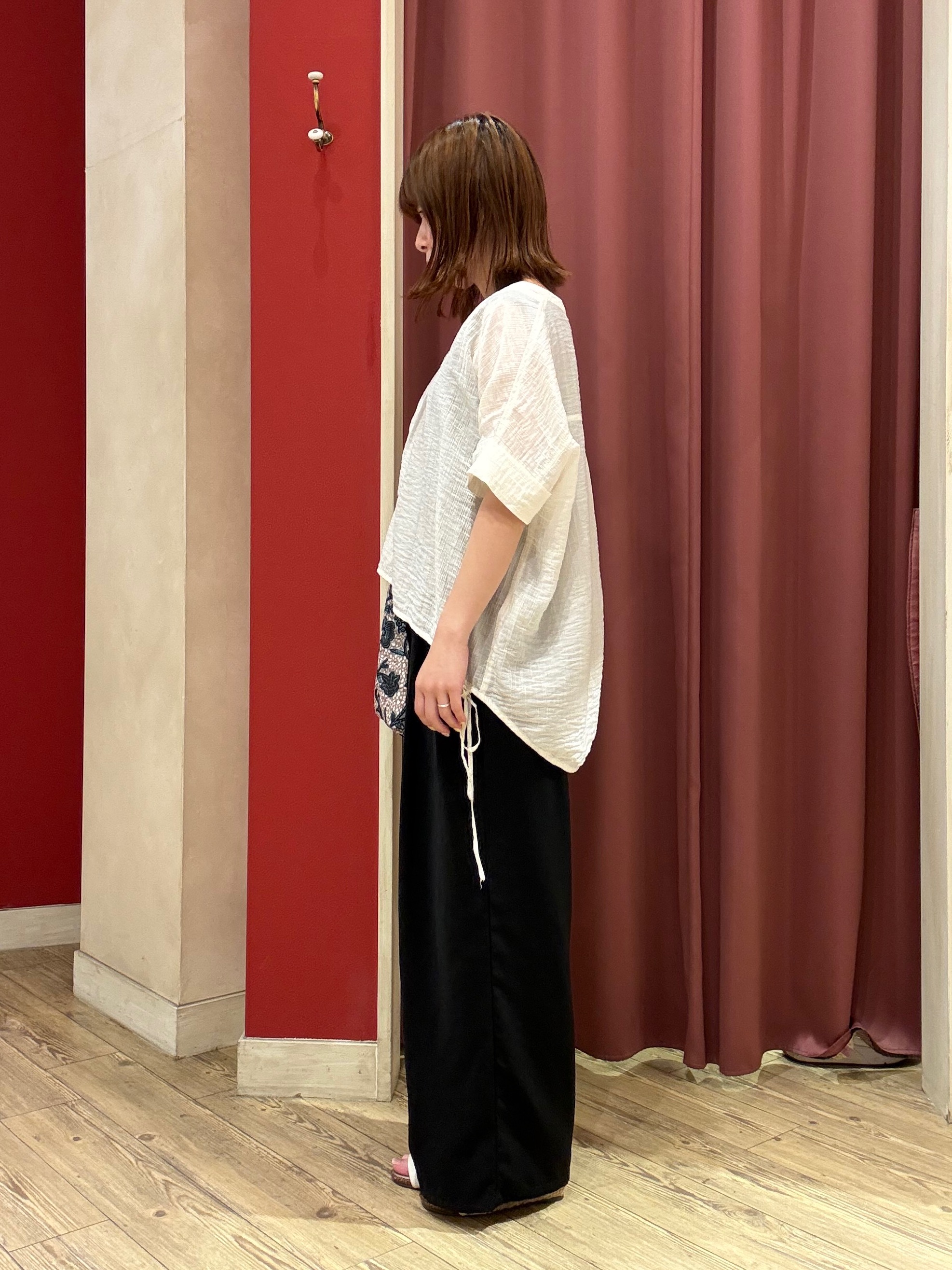 saeさんの「SHOO･LA･RUE｜【高レビュー/体型カバー】インせず着られる スキッパー裾リボンブラウス」を使ったコーディネート
