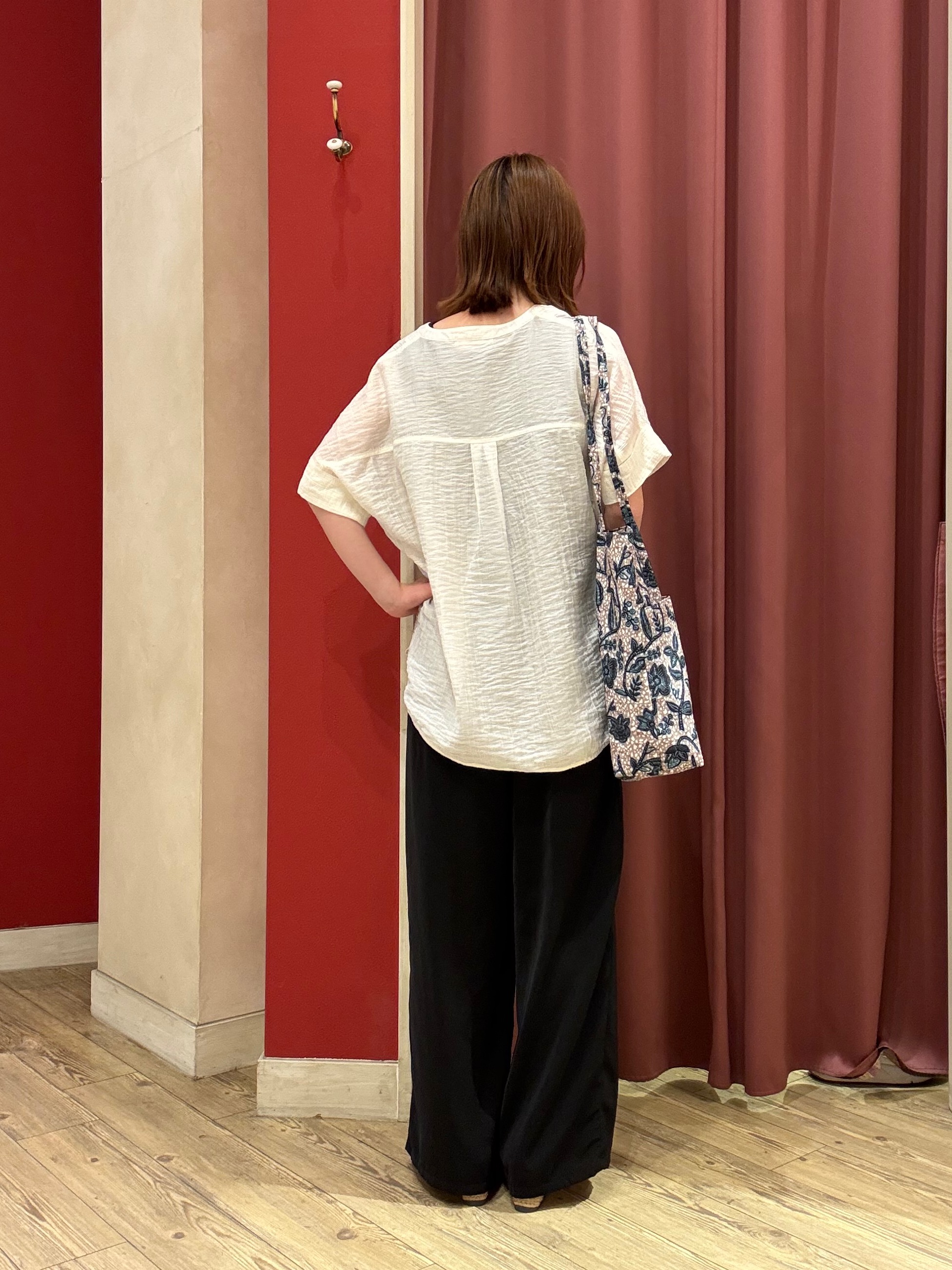 saeさんの「SHOO･LA･RUE｜【高レビュー/体型カバー】インせず着られる スキッパー裾リボンブラウス」を使ったコーディネート
