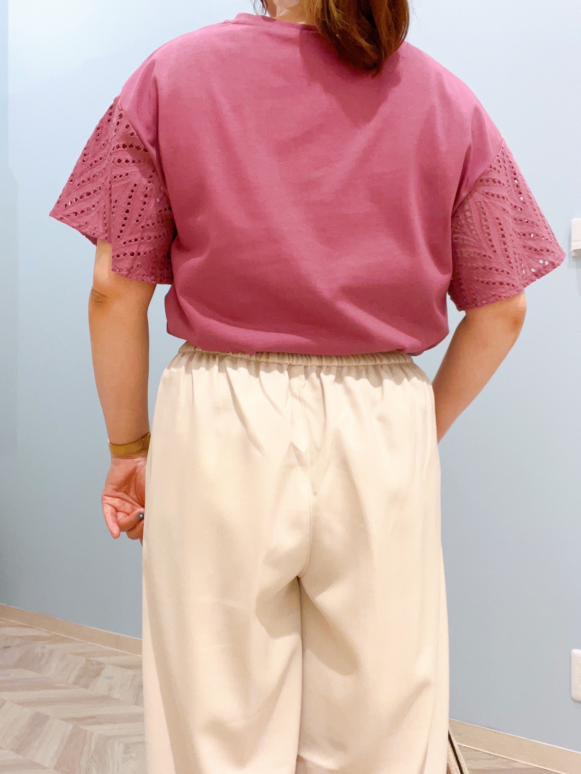 kitaさんの「SHOO･LA･RUE｜【S-LL/洗濯機可/体型カバー】汗じみが気になりにくい お袖レースフレアTシャツ」を使ったコーディネート