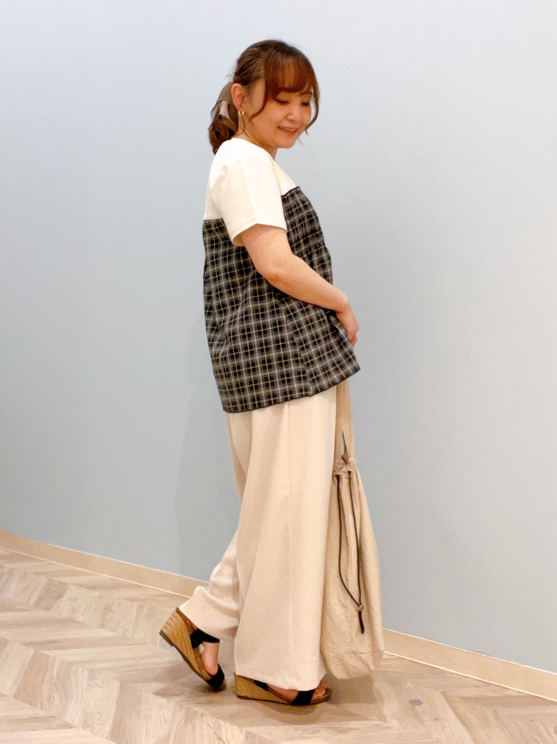 kitaさんの「SHOO･LA･RUE｜【S-LL/洗濯機可/体型カバー】インせずサマ見え ビスチェ風異素材ドッキングTシャツ」を使ったコーディネート