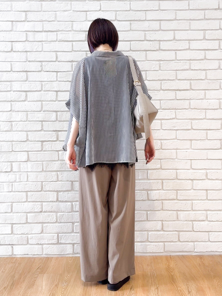 𝐜𝐡𝐢𝐤𝐚さんの「SHOO･LA･RUE｜【洗濯機可/体型カバー】羽織るだけで雰囲気変わる 柄アソート ポンチョ風シアーシャツ」を使ったコーディネート