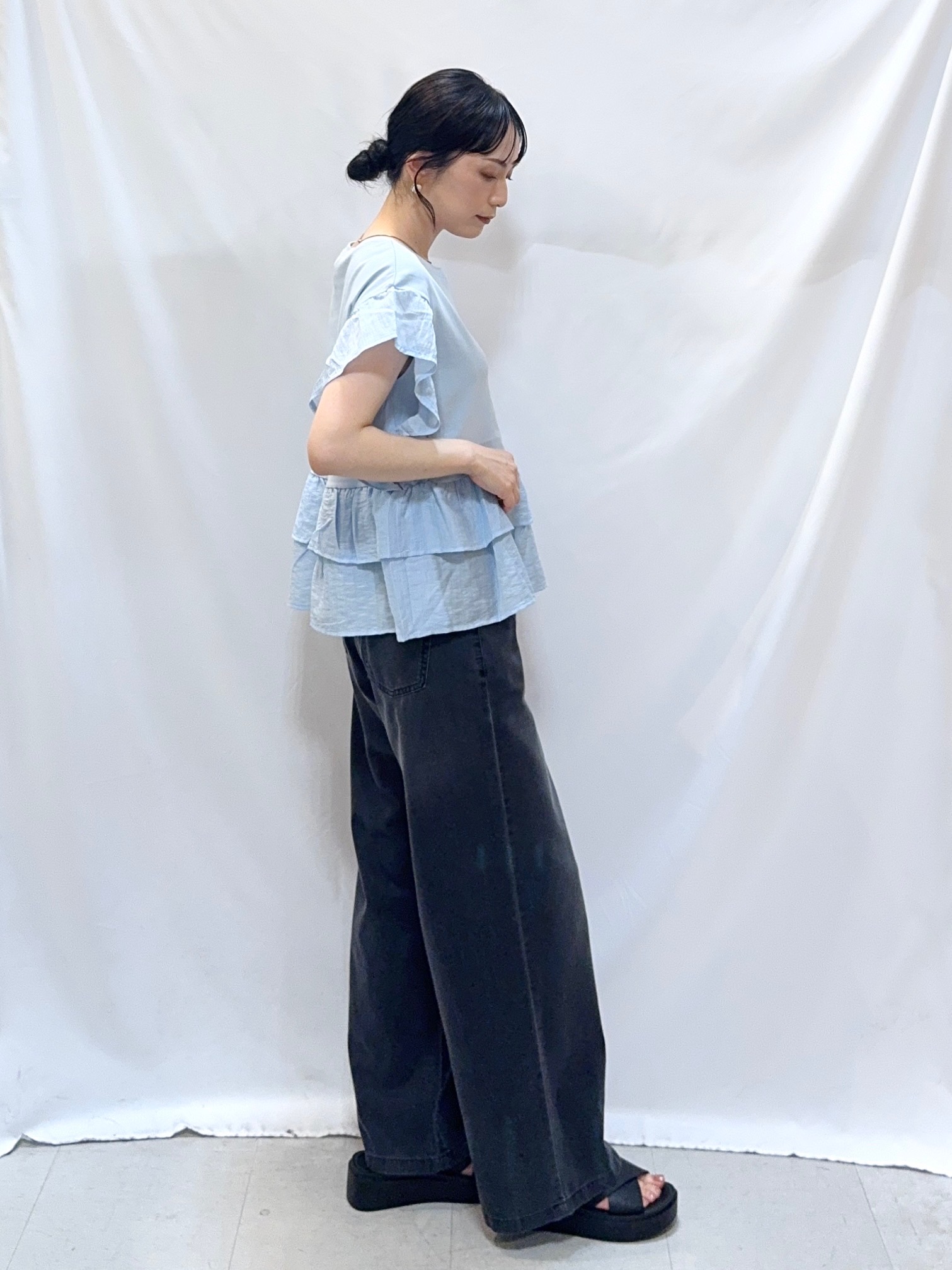 𝐇𝐢𝐫𝐨𝐦𝐢さんの「SHOO･LA･RUE｜【S-LL/洗濯機可】着るだけで決まる 主役級フリルトップス」を使ったコーディネート