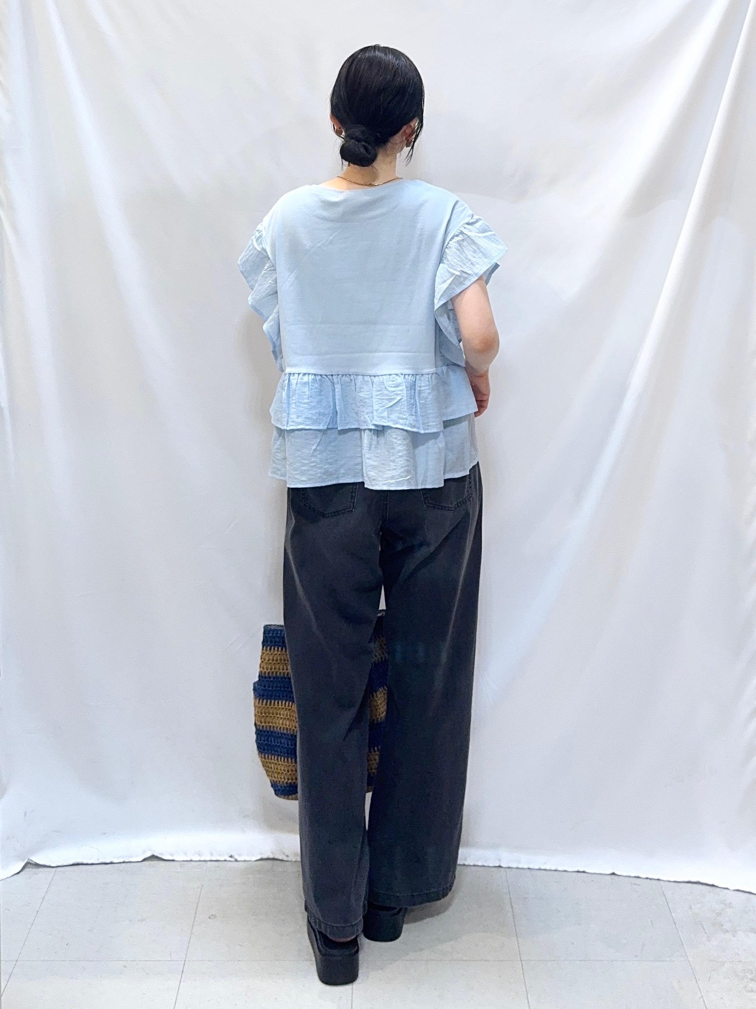 𝐇𝐢𝐫𝐨𝐦𝐢さんの「SHOO･LA･RUE｜【S-LL/洗濯機可】着るだけで決まる 主役級フリルトップス」を使ったコーディネート