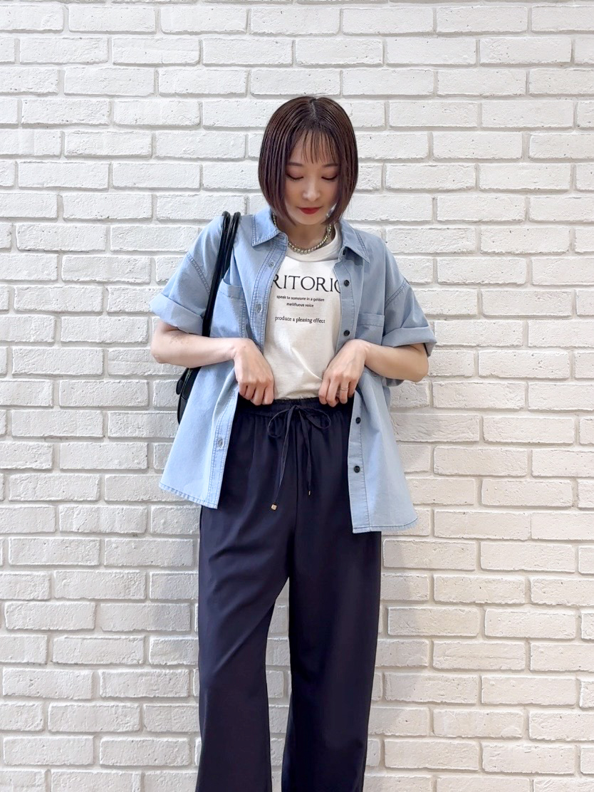 𝐜𝐡𝐢𝐤𝐚さんの「SHOO･LA･RUE｜【セットアップ可/S-LL】ライトオンスデニム 5分袖シャツ」を使ったコーディネート