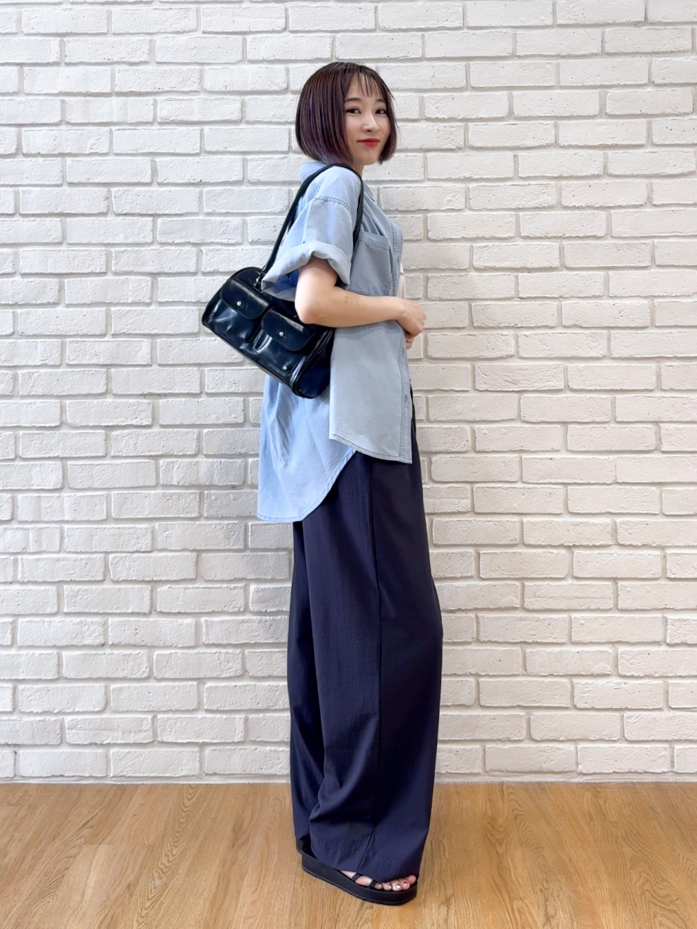 𝐜𝐡𝐢𝐤𝐚さんの「SHOO･LA･RUE｜【セットアップ可/S-LL】ライトオンスデニム 5分袖シャツ」を使ったコーディネート