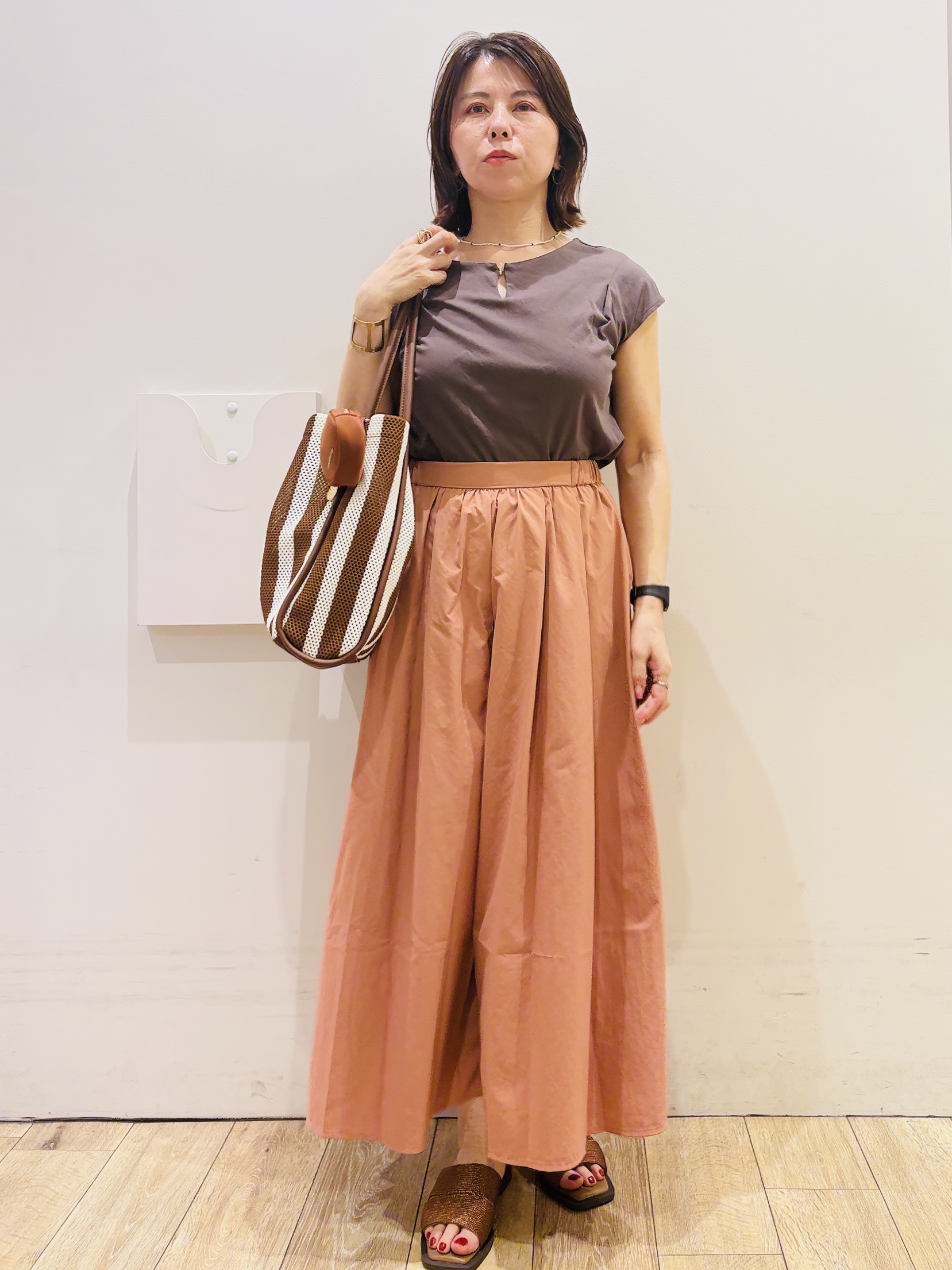 YUKOさんの「index｜【接触冷感】ビジューキーネックフレンチトップス《UVケア／洗濯機OK／XS～3L／8col》」を使ったコーディネート