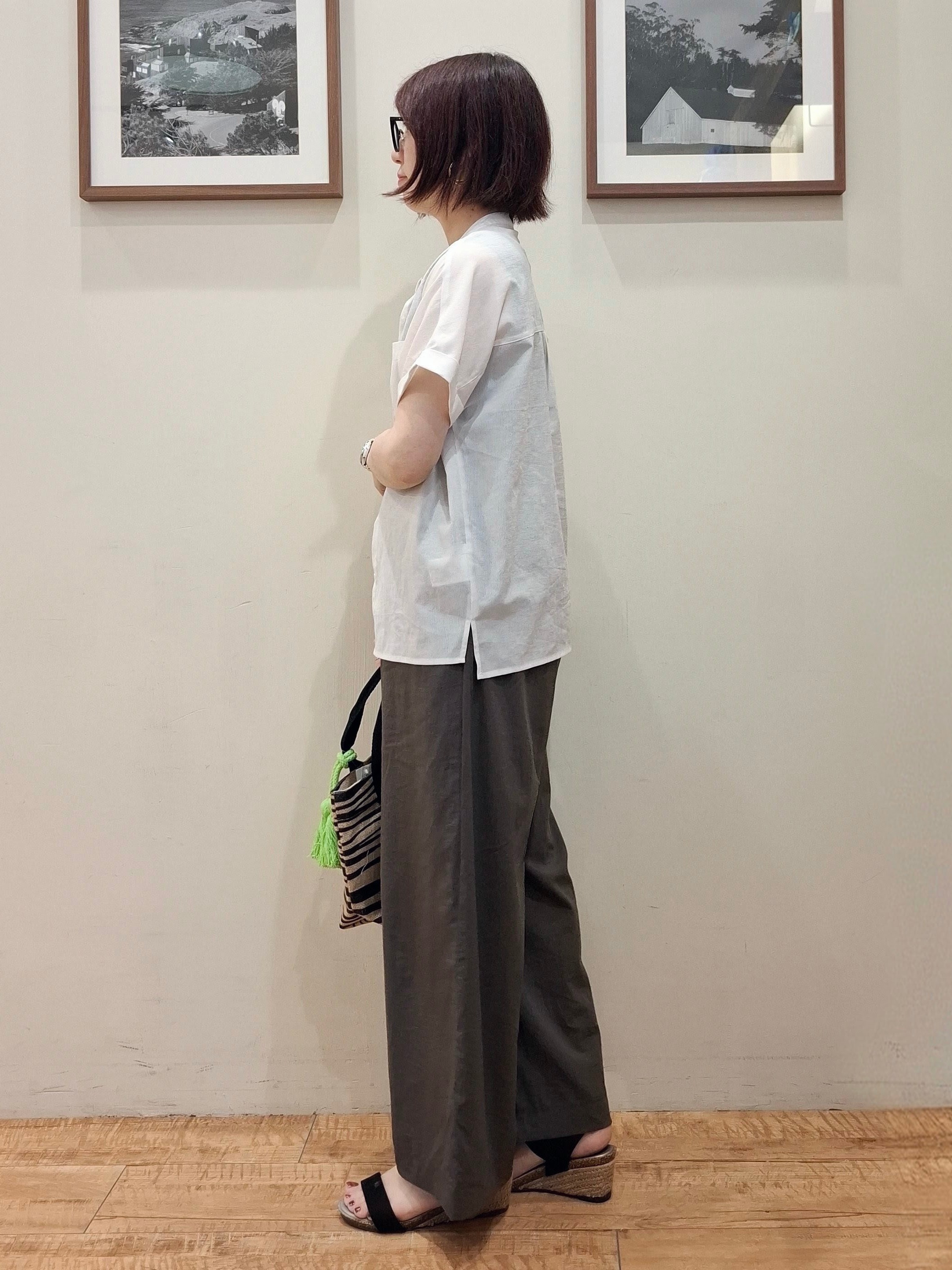 まあるさんの「SHOO･LA･RUE｜【通気性〇/UV/S-LL】風が通り抜ける 半袖バンドカラーシアーシャツ」を使ったコーディネート