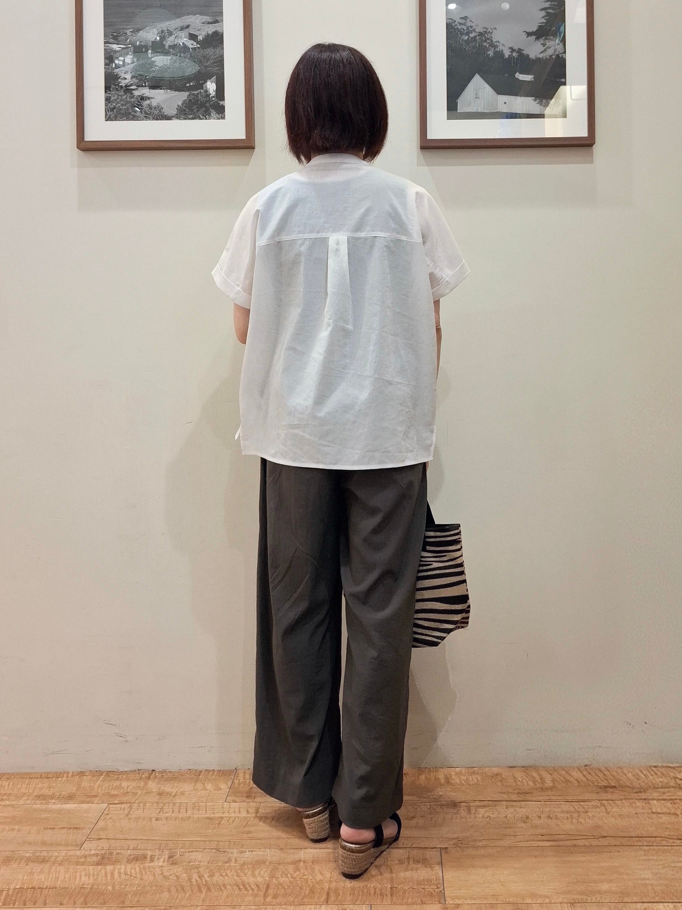 まあるさんの「SHOO･LA･RUE｜【通気性〇/UV/S-LL】風が通り抜ける 半袖バンドカラーシアーシャツ」を使ったコーディネート