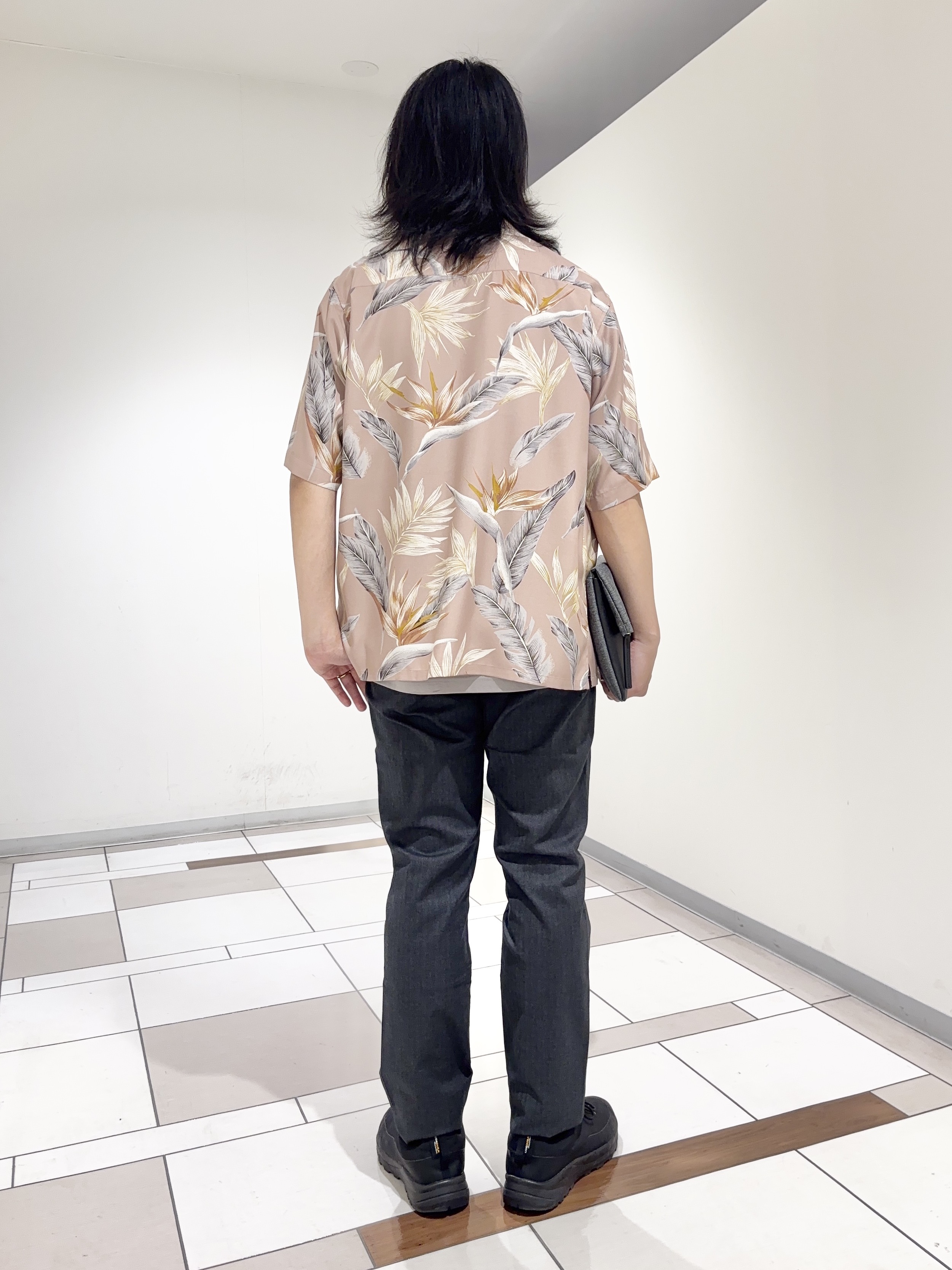 及川さんの「TAKEO KIKUCHI｜【BOWLER HAT LABEL】トロピカルフローラル レーヨンシャツ」を使ったコーディネート