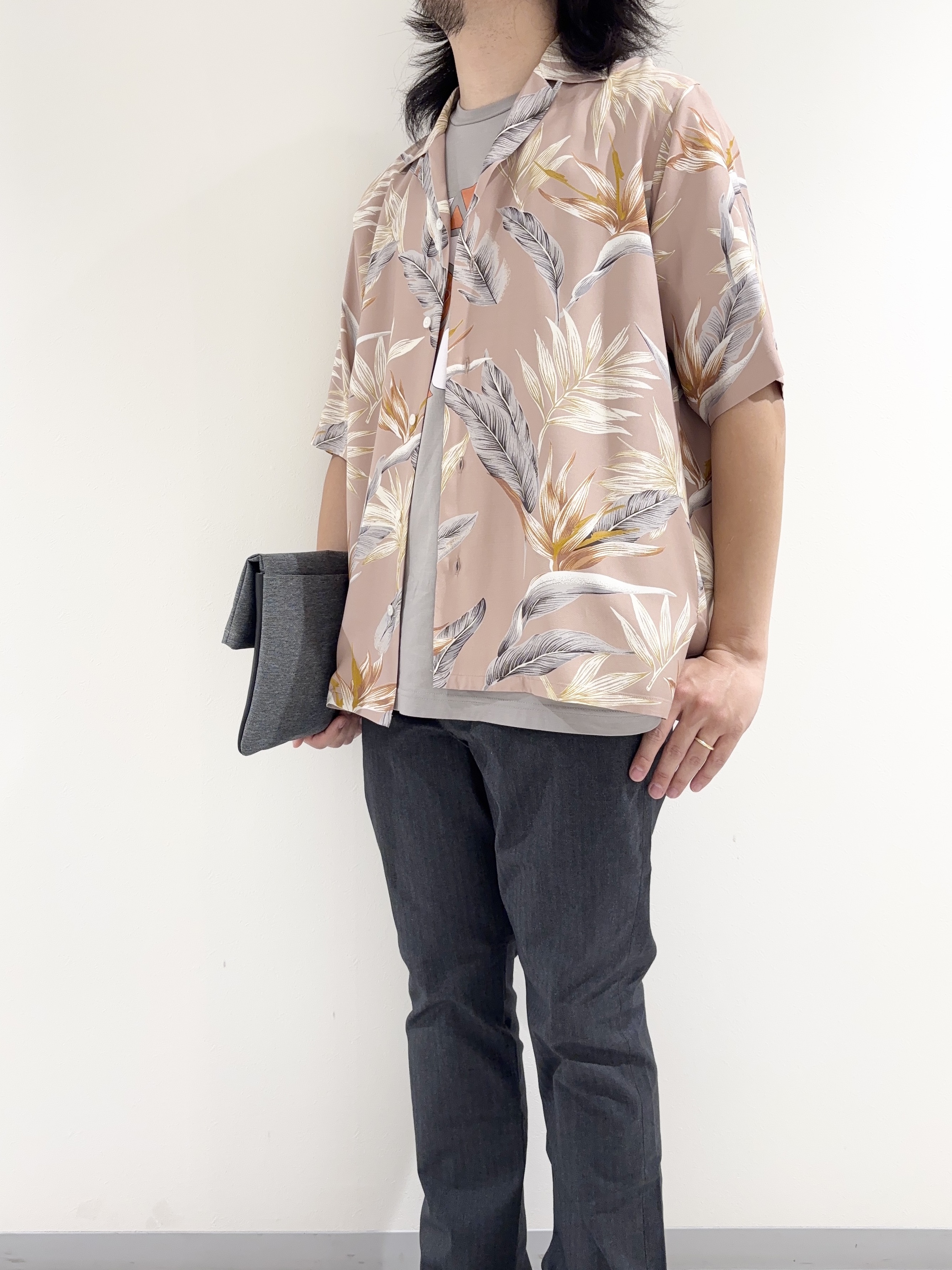 及川さんの「TAKEO KIKUCHI｜【BOWLER HAT LABEL】トロピカルフローラル レーヨンシャツ」を使ったコーディネート