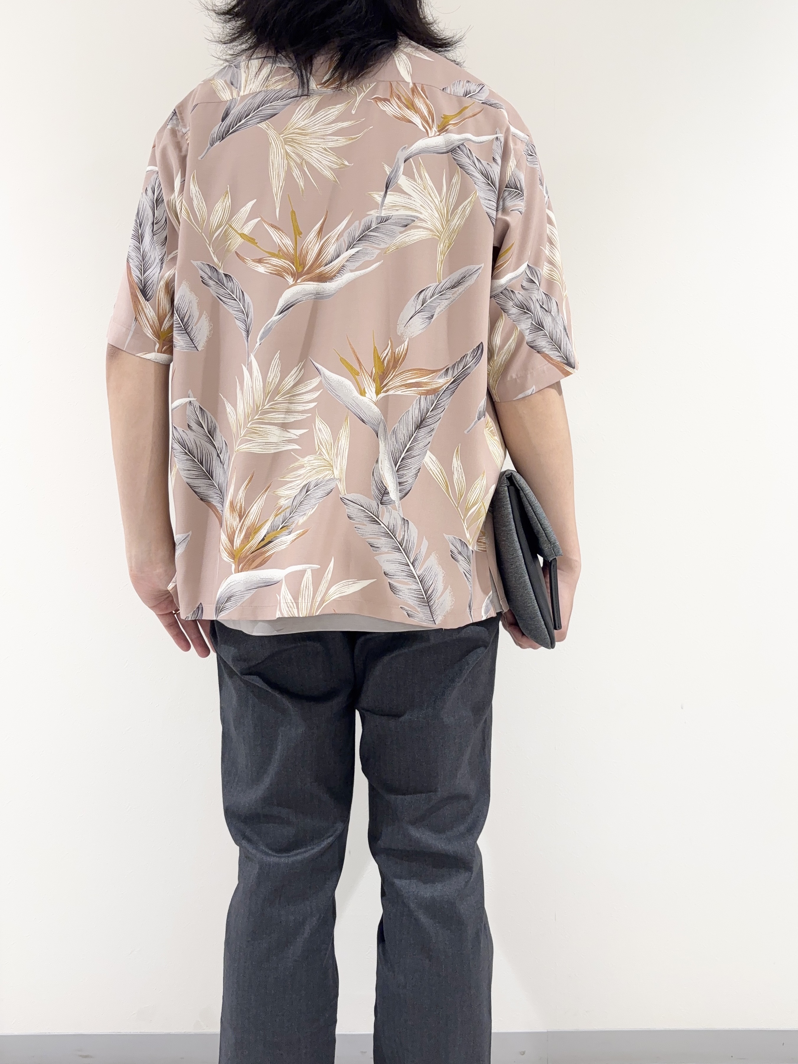 及川さんの「TAKEO KIKUCHI｜【BOWLER HAT LABEL】トロピカルフローラル レーヨンシャツ」を使ったコーディネート