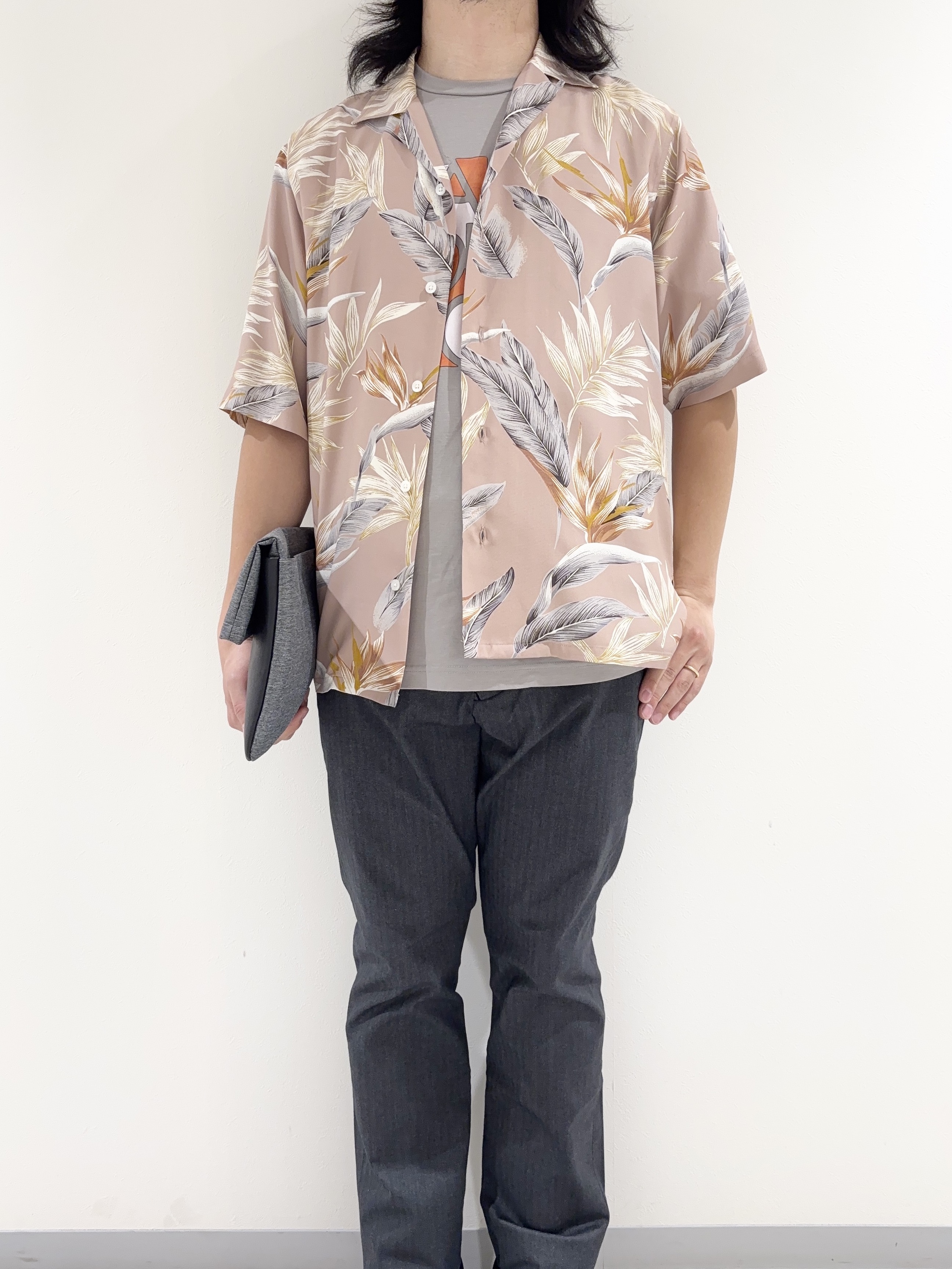 及川さんの「TAKEO KIKUCHI｜【BOWLER HAT LABEL】トロピカルフローラル レーヨンシャツ」を使ったコーディネート