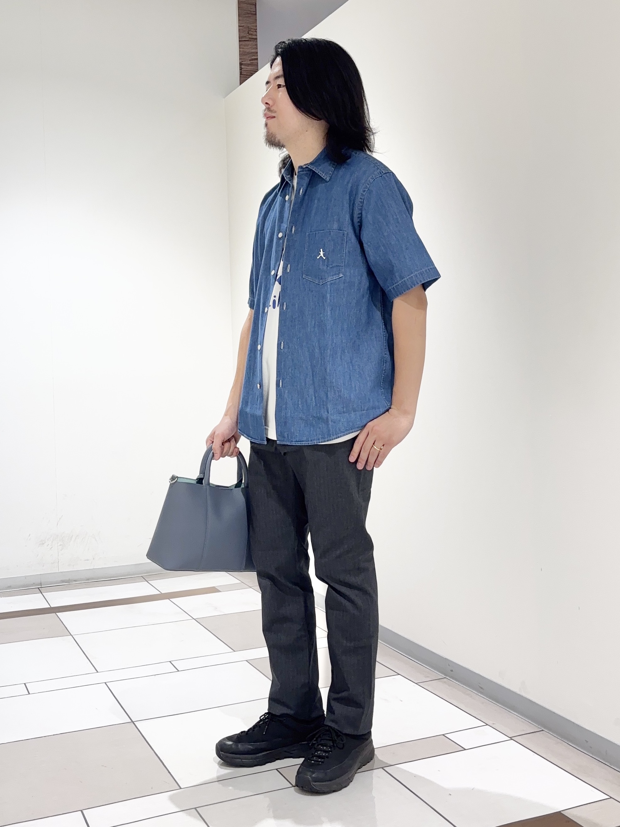 及川さんの「TAKEO KIKUCHI｜【BOWLER HAT LABEL】ボーラーハットウォーカー刺繍 半袖デニムシャツ」を使ったコーディネート