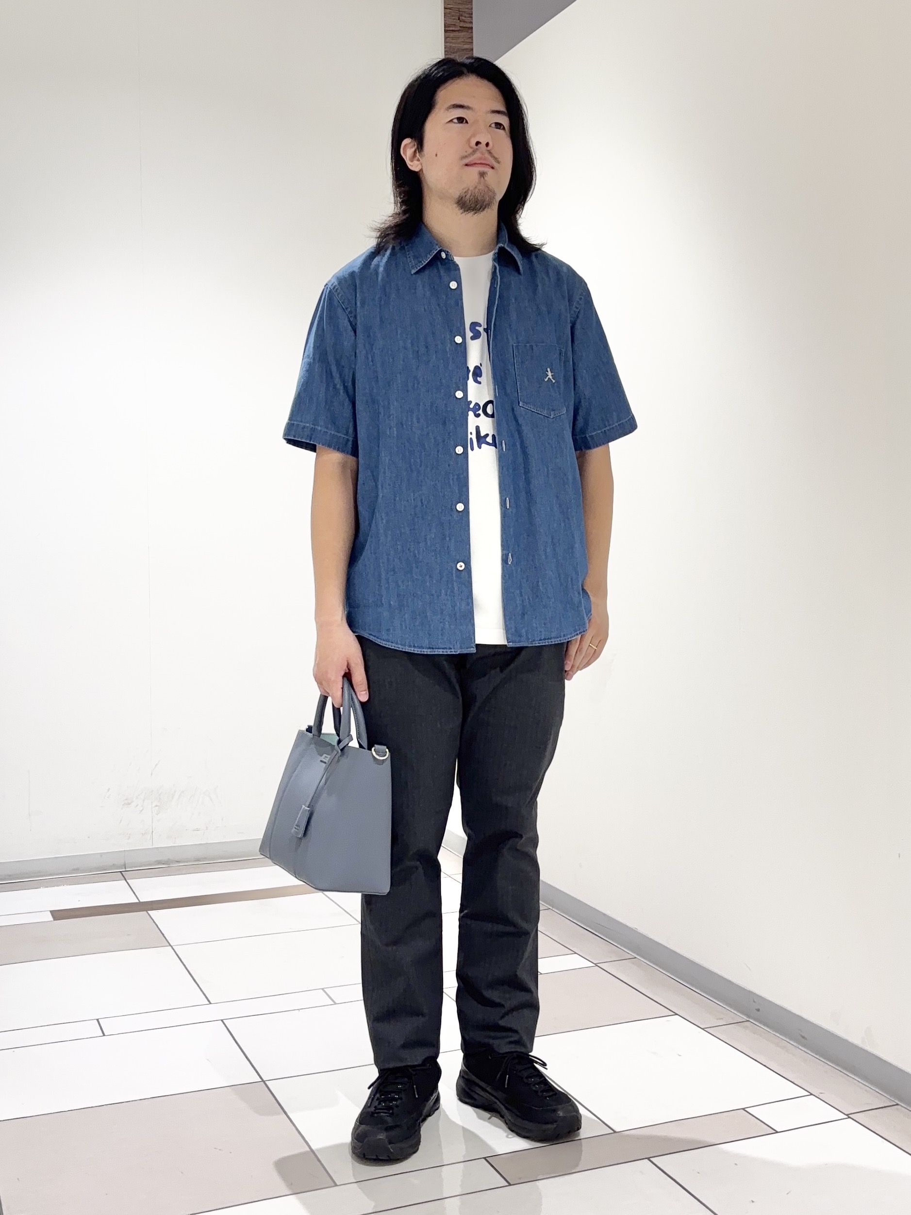 及川さんの「TAKEO KIKUCHI｜【BOWLER HAT LABEL】ボーラーハットウォーカー刺繍 半袖デニムシャツ」を使ったコーディネート